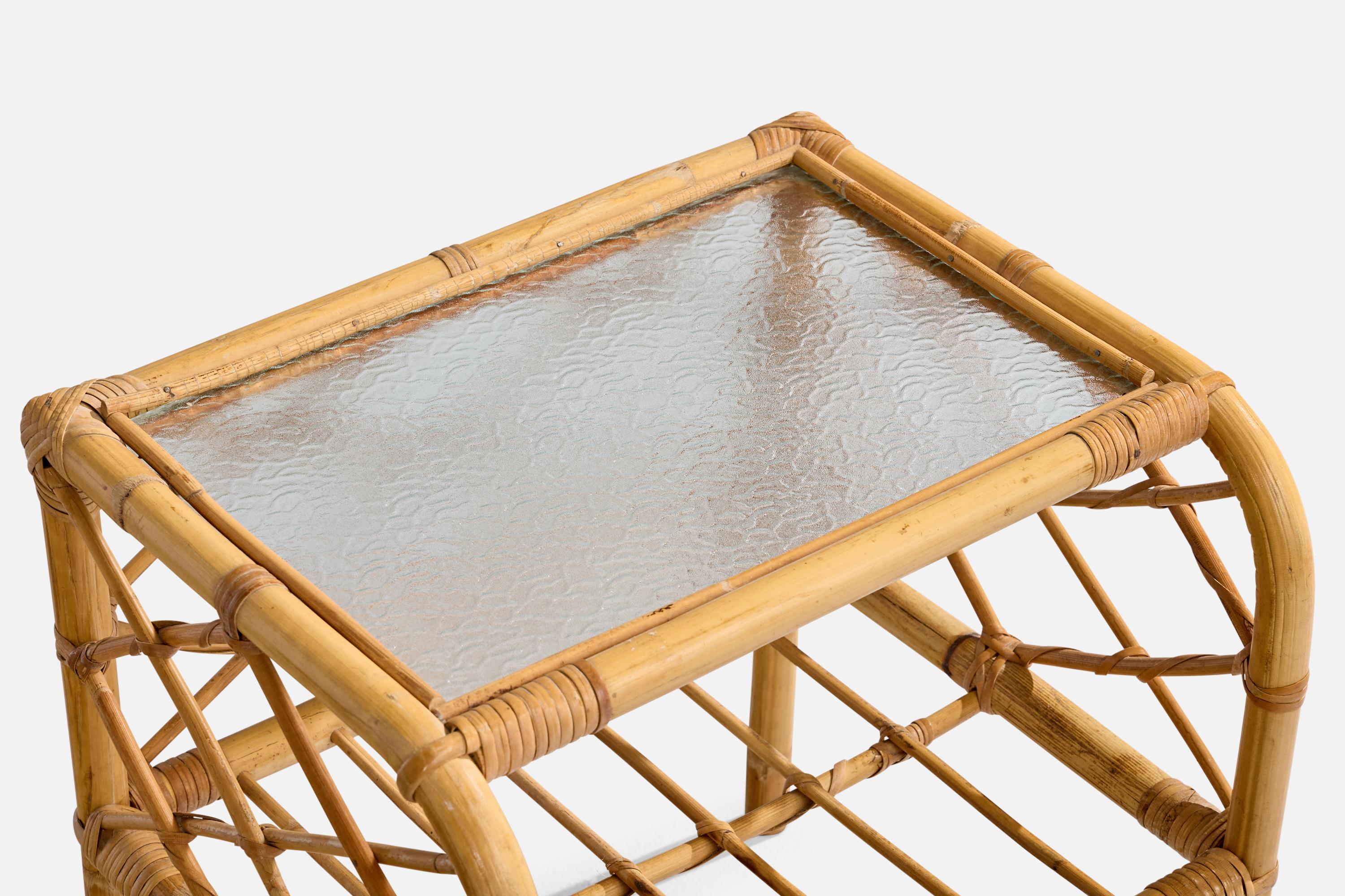 Metà XX secolo Comodini di design svedese, bambù, rattan, vetro, Svezia, anni '50 in vendita