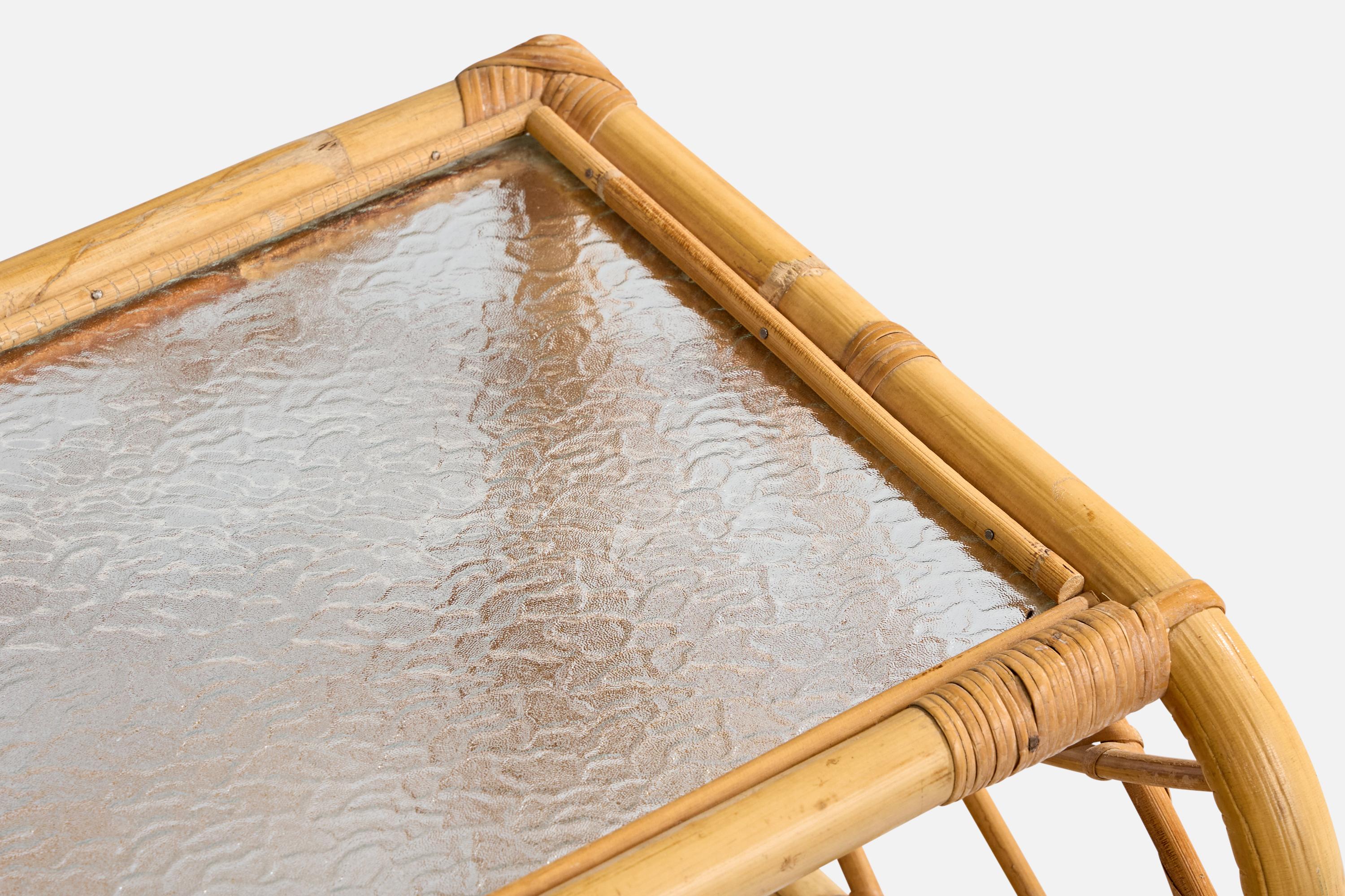Bambù Comodini di design svedese, bambù, rattan, vetro, Svezia, anni '50 in vendita