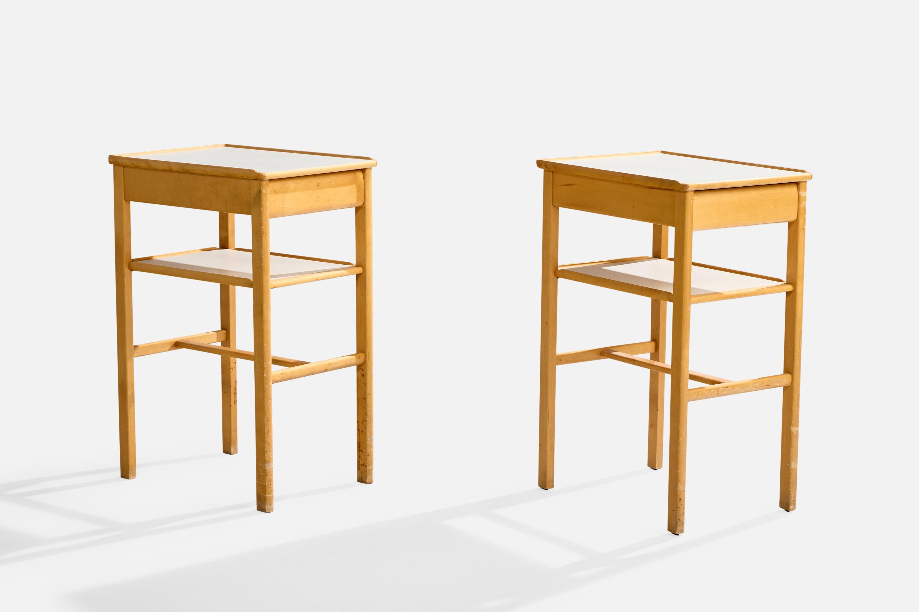 Pareja de mesillas de noche de abedul y laminado blanco, diseñadas y fabricadas en Suecia, c. 1960.

Dimensiones totales (pulgadas): 27,75
