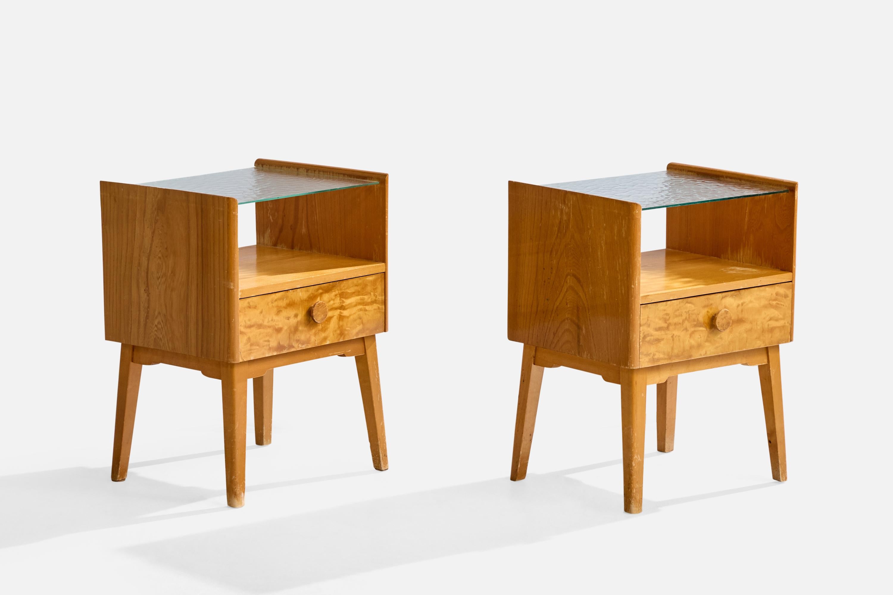 Coppia di comodini in betulla, oak e vetro progettati e prodotti in Svezia, anni '40 circa.

Dimensioni complessive (pollici): 21.3 