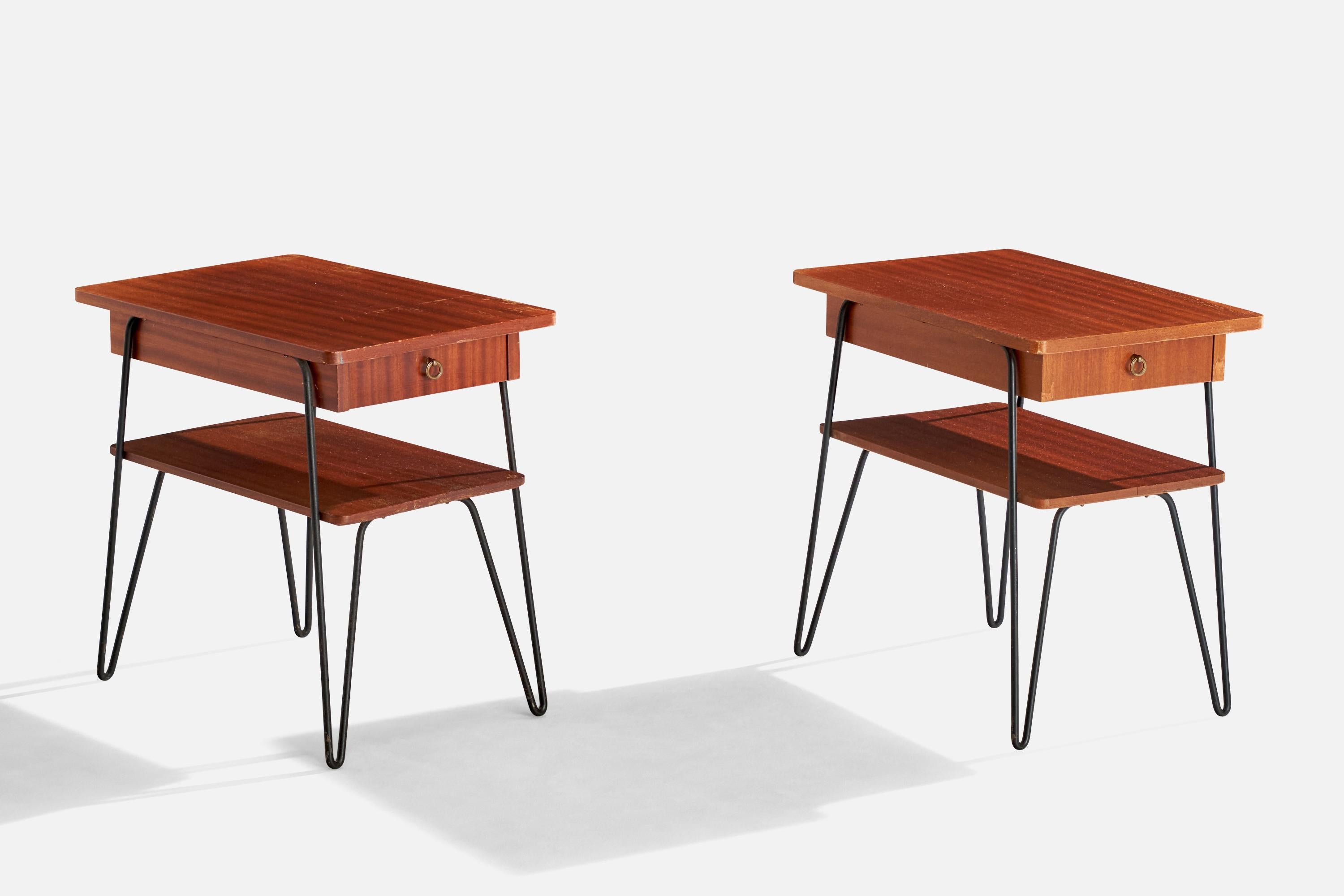 Coppia di comodini in teak, ferro laccato nero e ottone progettati e prodotti in Svezia, anni '50 circa.

Dimensioni: 18,125