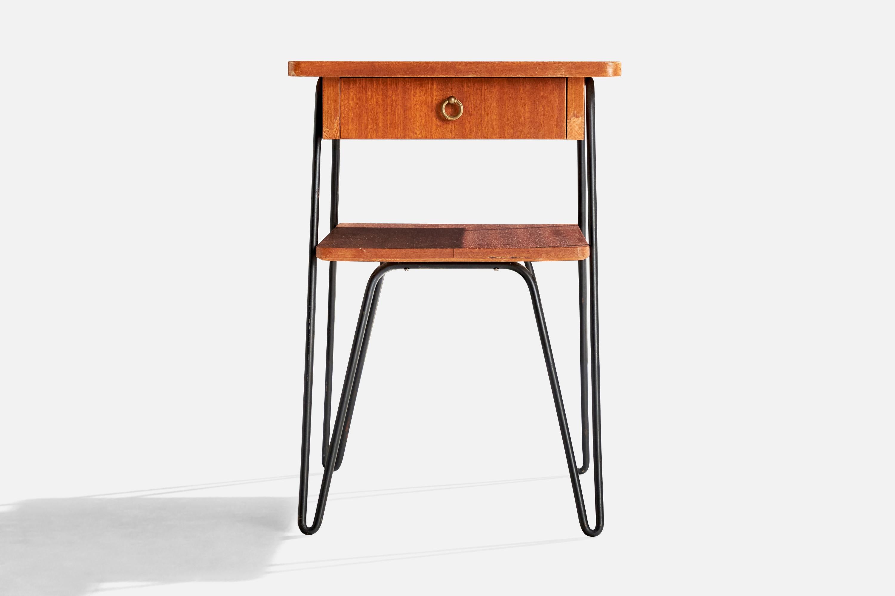 Metà XX secolo Comodini di design svedese, ferro, teak, ottone, Svezia, anni '50 in vendita