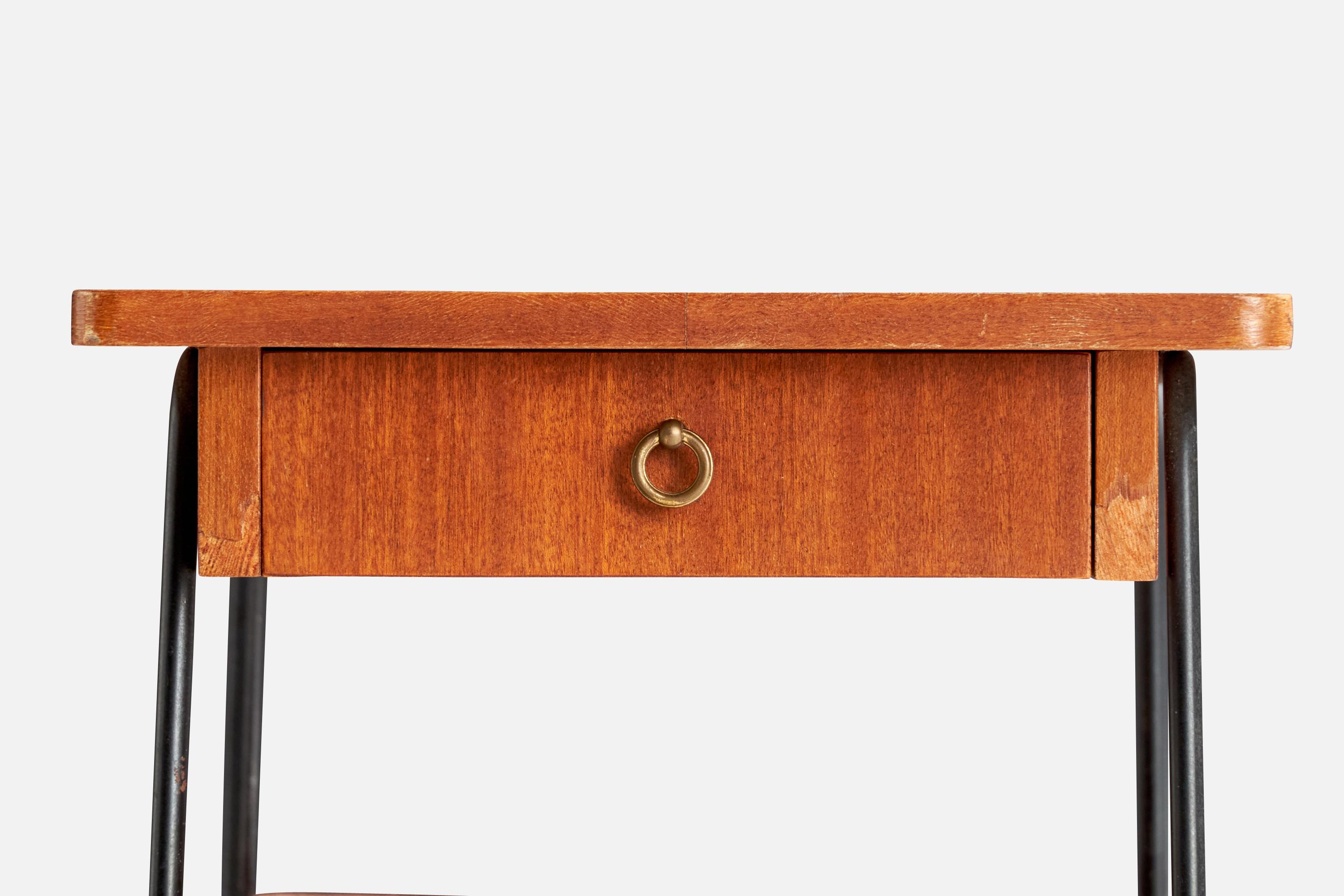 Ottone Comodini di design svedese, ferro, teak, ottone, Svezia, anni '50 in vendita