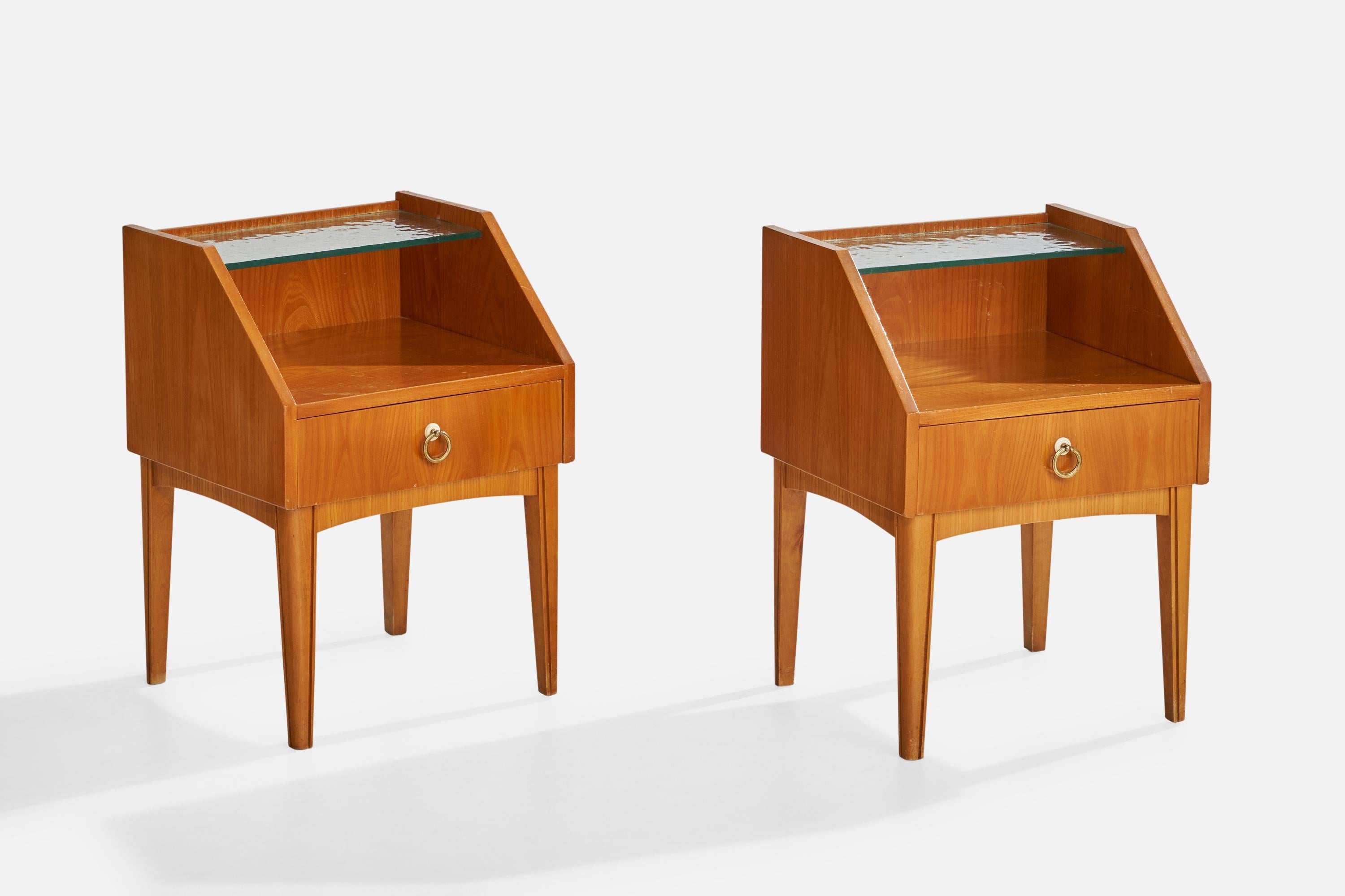 Paire de tables de nuit en chêne, verre et laiton, conçues et produites en Suède, c.C. 1940.

Dimensions : 21.8