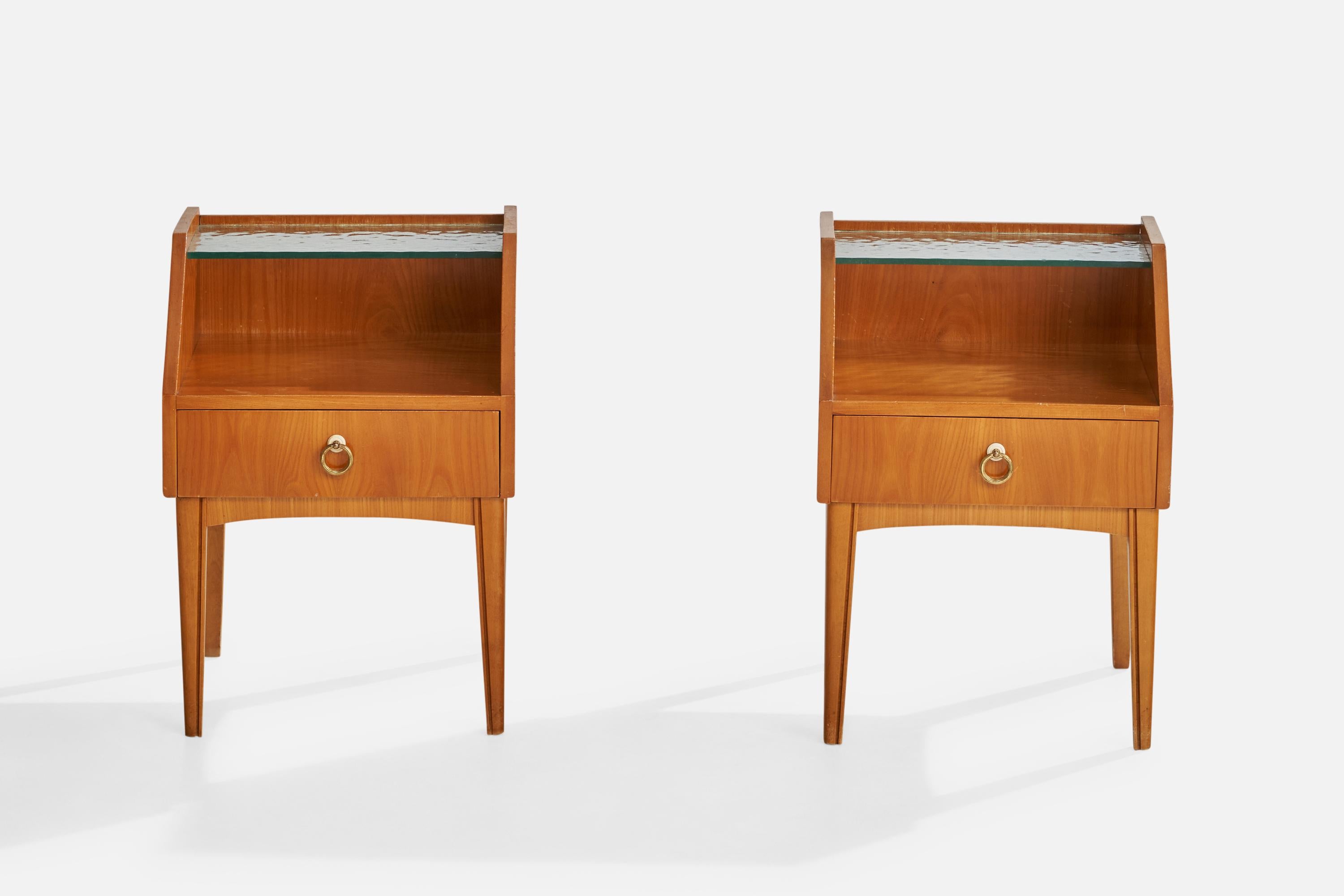 Scandinave moderne Designer suédois, tables de nuit, chêne, laiton, verre, Suède, années 1940 en vente