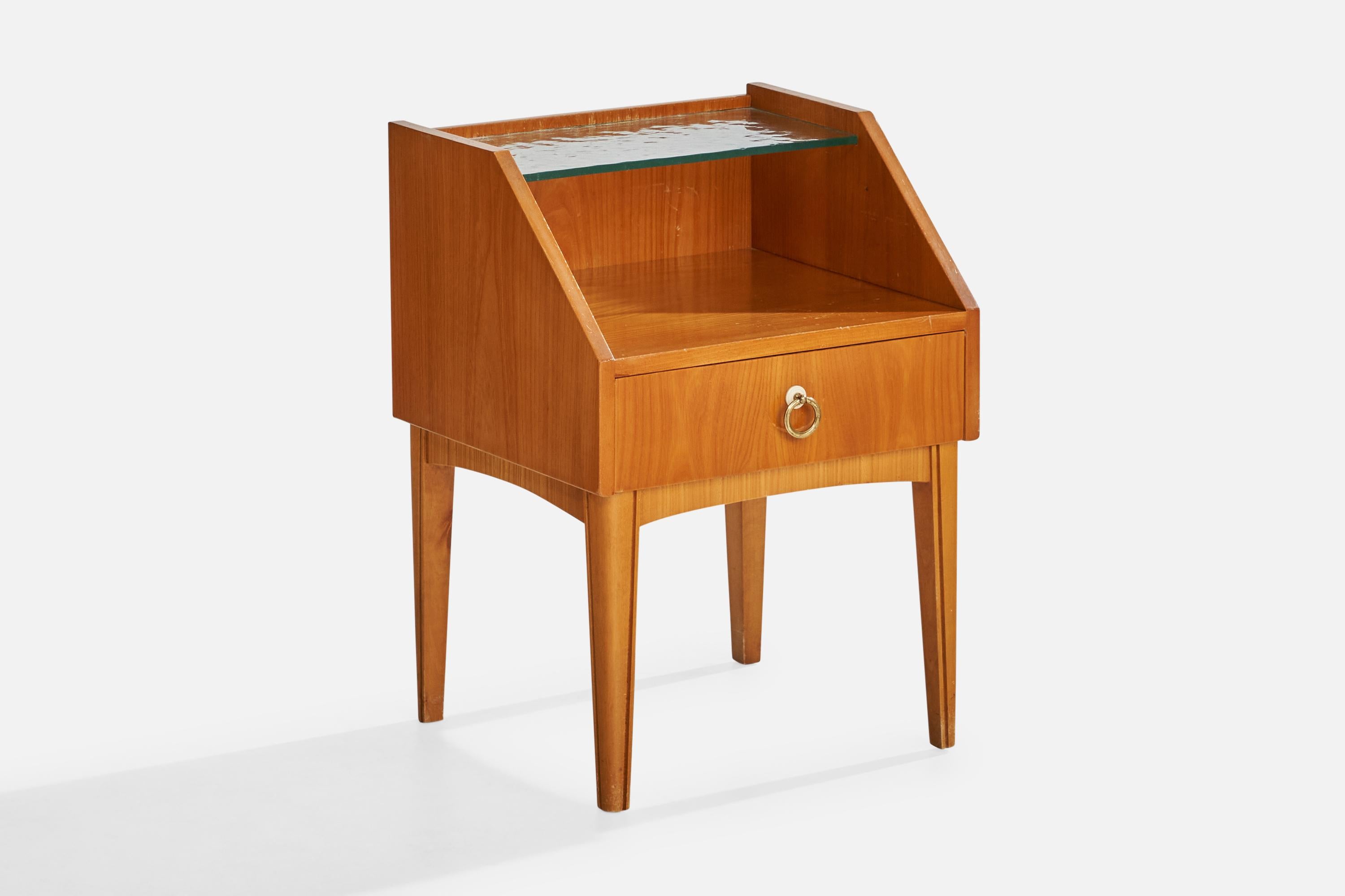 Suédois Designer suédois, tables de nuit, chêne, laiton, verre, Suède, années 1940 en vente