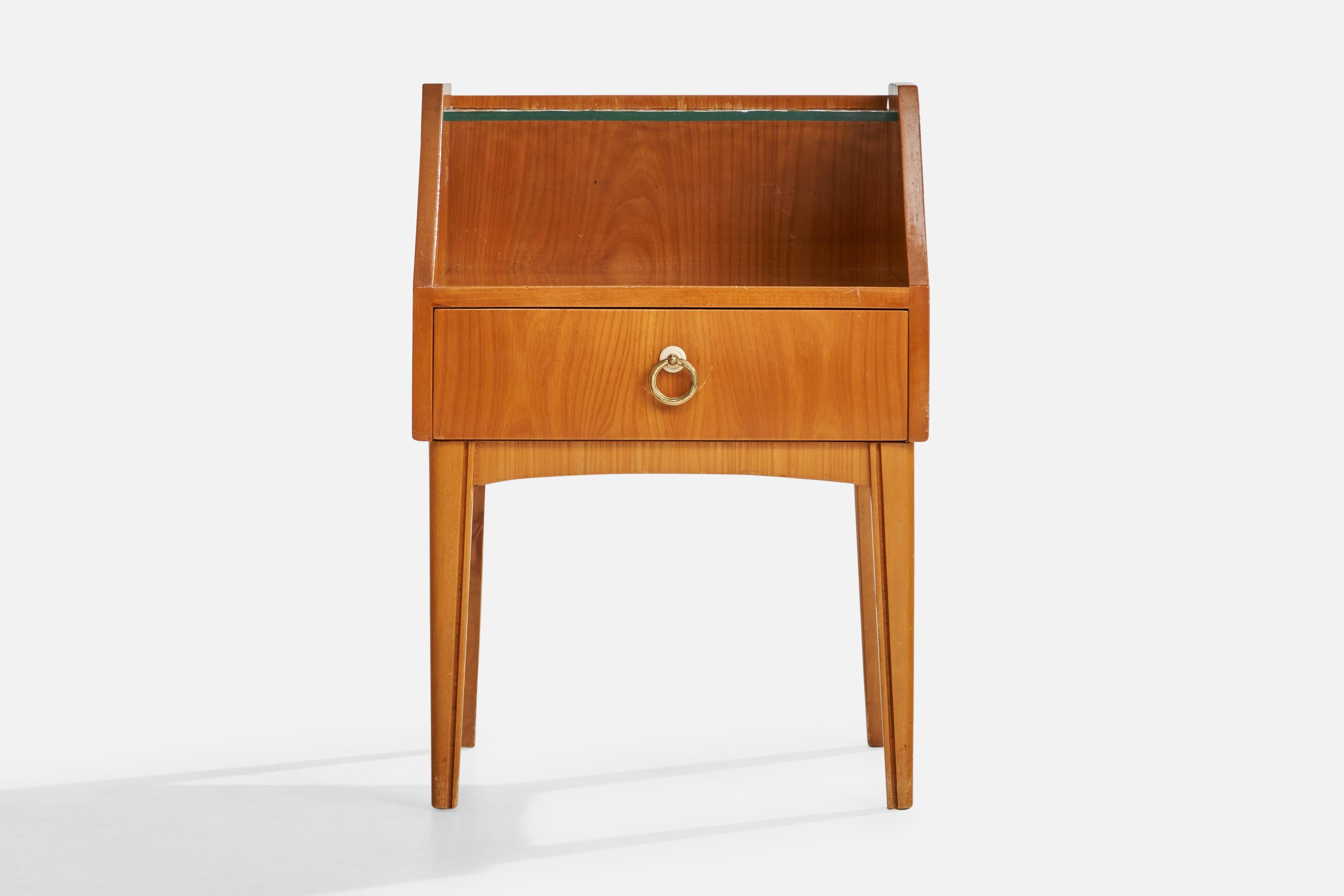 Designer suédois, tables de nuit, chêne, laiton, verre, Suède, années 1940 Bon état - En vente à High Point, NC