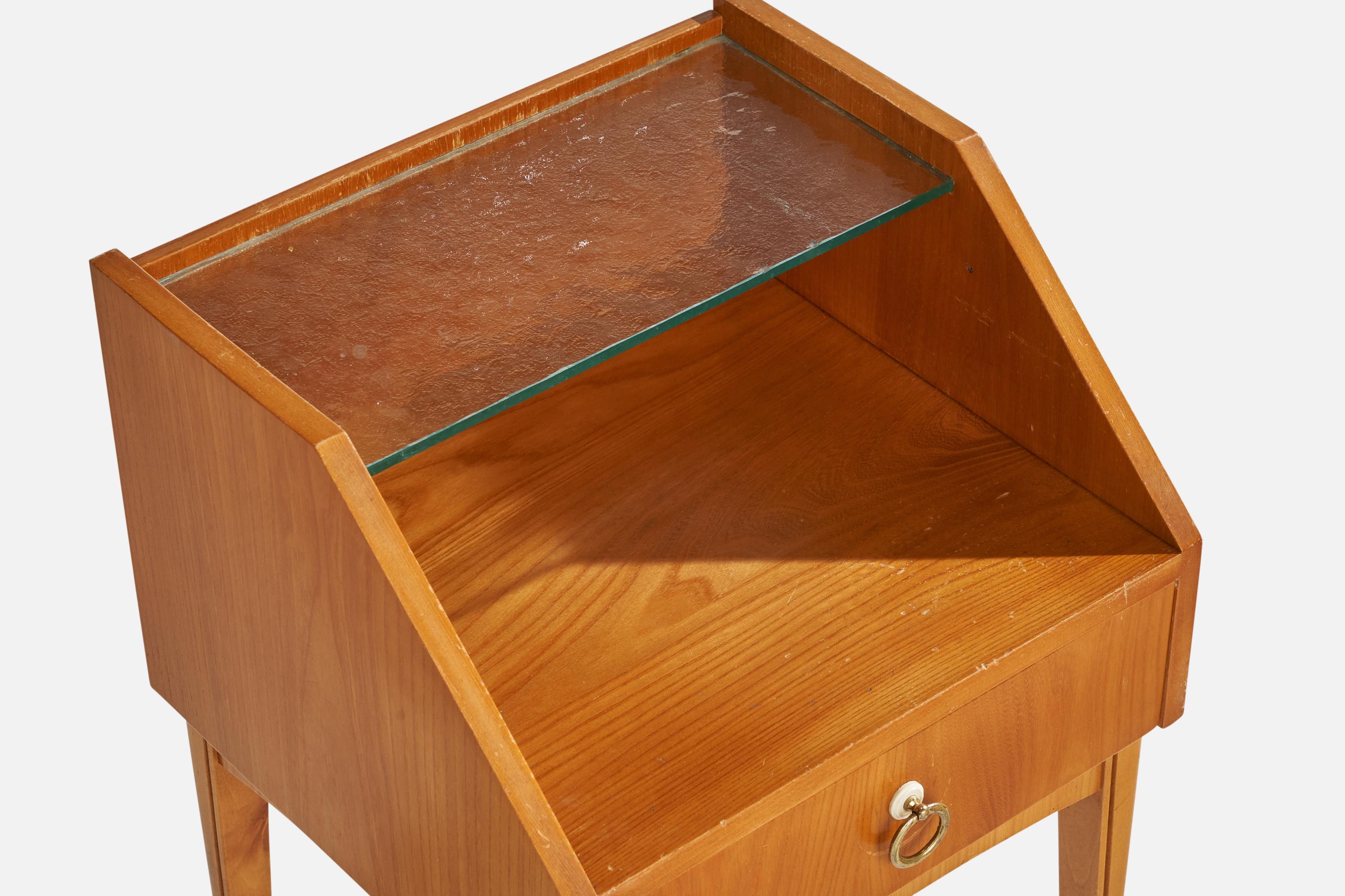 Milieu du XXe siècle Designer suédois, tables de nuit, chêne, laiton, verre, Suède, années 1940 en vente