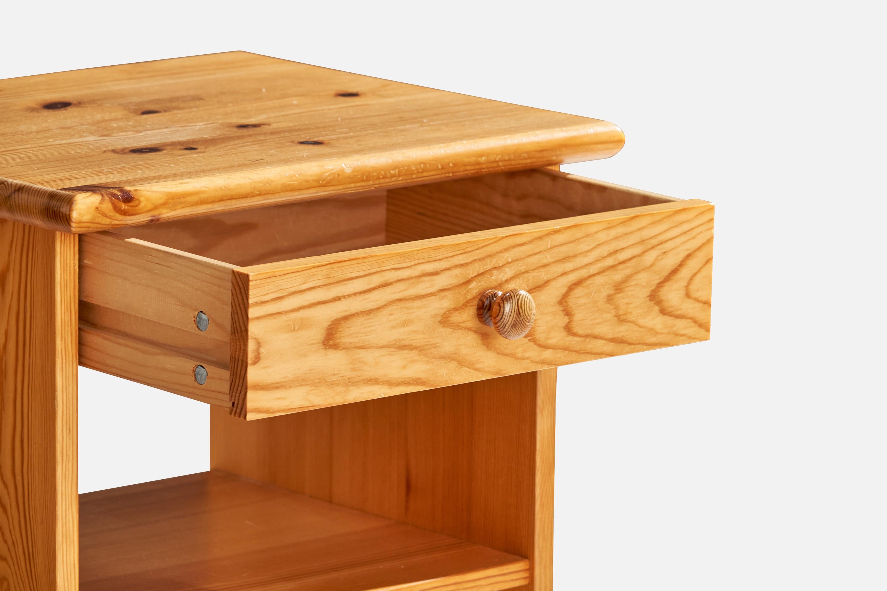 Tables de nuit de designer suédois, pin, Suède, années 1970 en vente 4