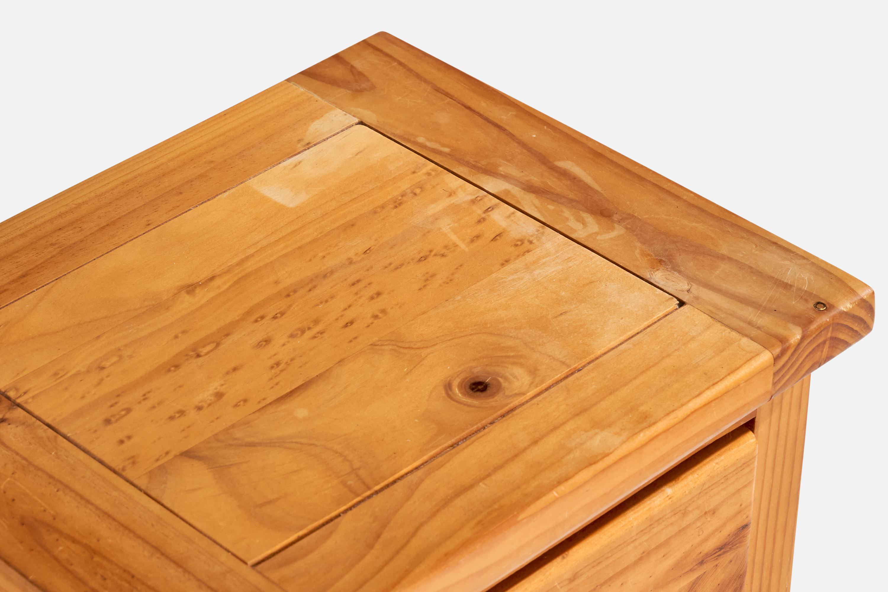 Tables de nuit de designer suédois, pin, Suède, années 1970 en vente 4