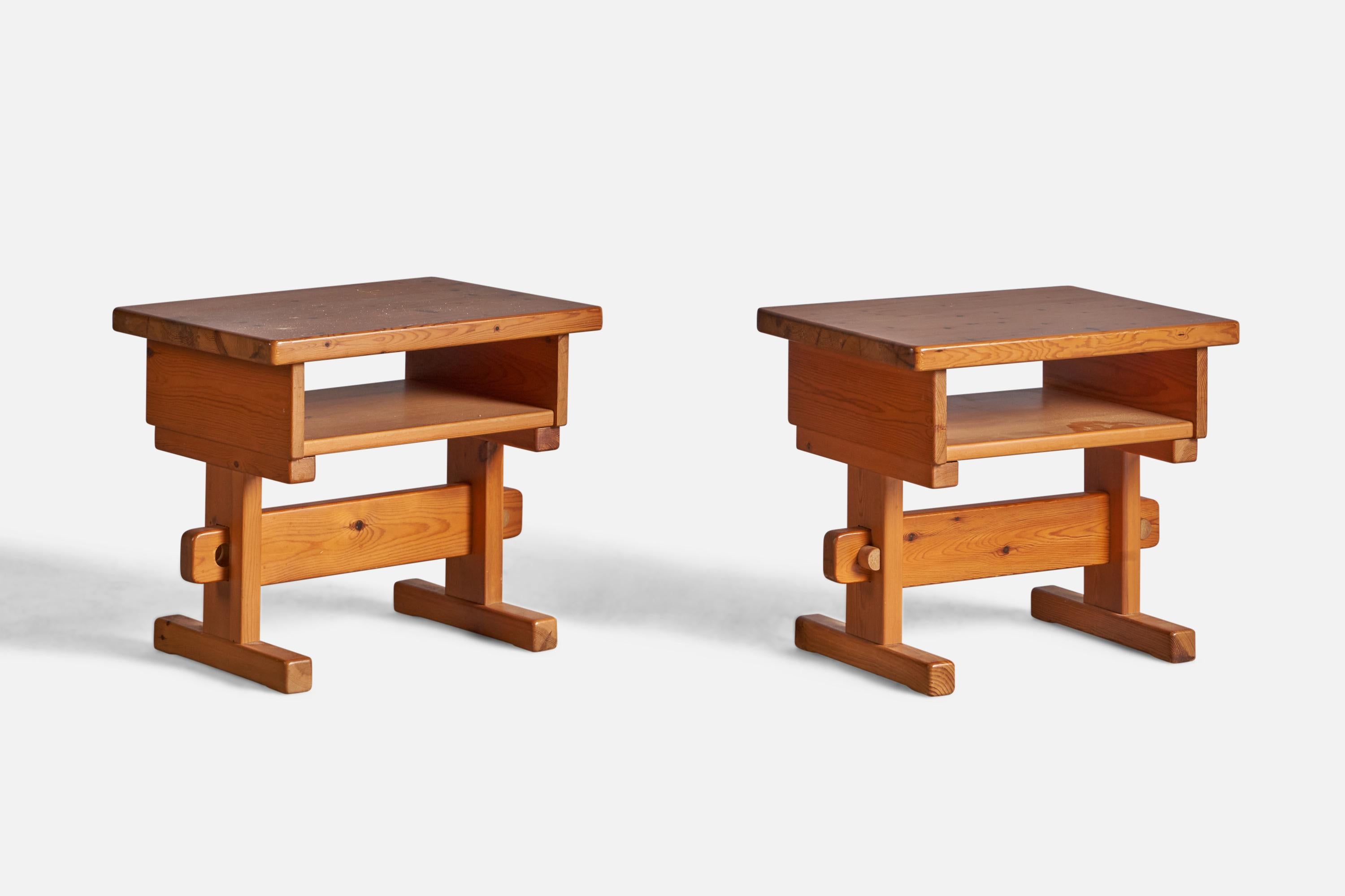 Pareja de mesillas de noche de pino diseñadas y fabricadas en Suecia, años setenta. 
