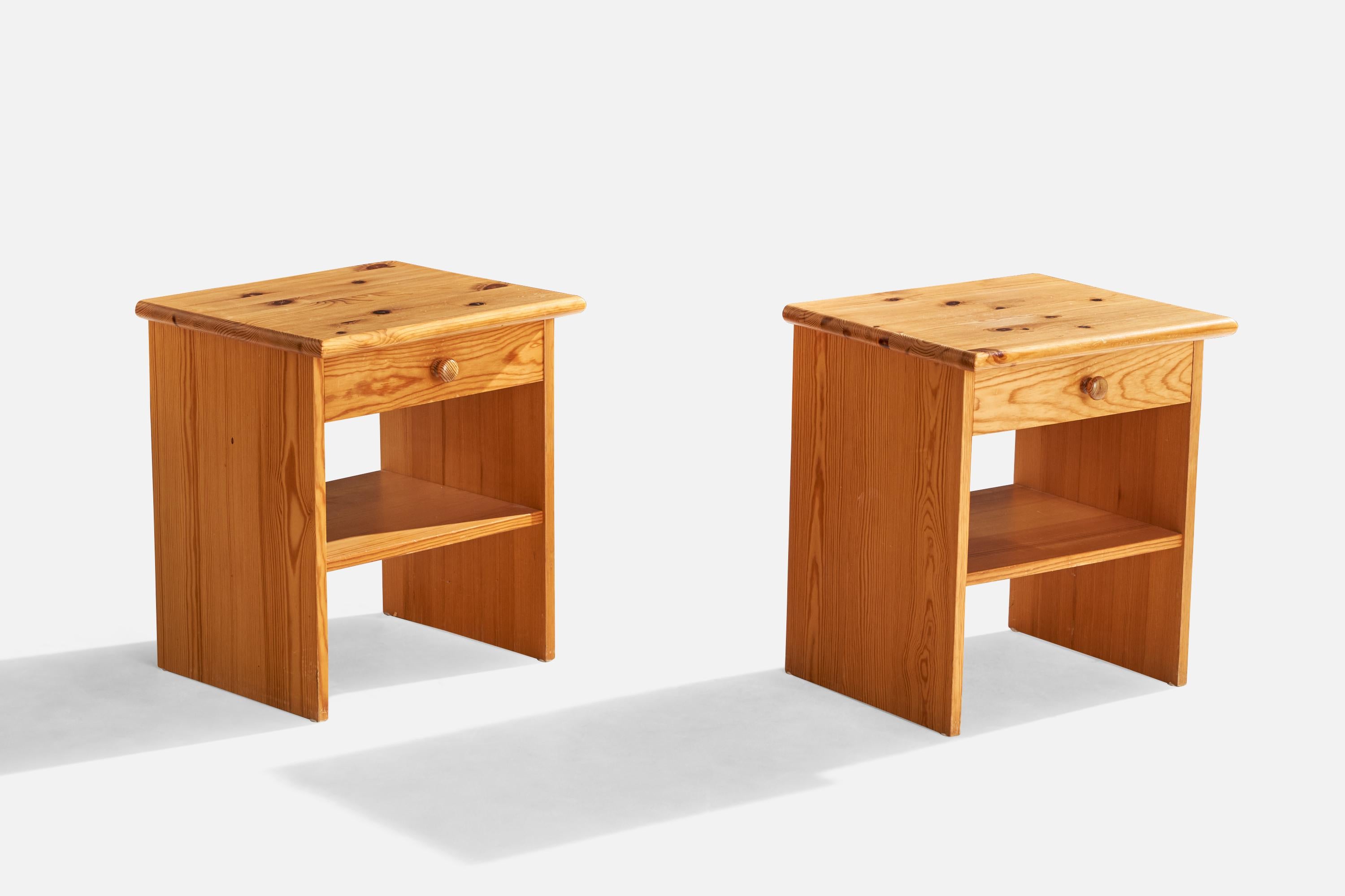 Paire de tables de nuit en pin conçues et produites en Suède, C.C..

Dimensions : 19.875