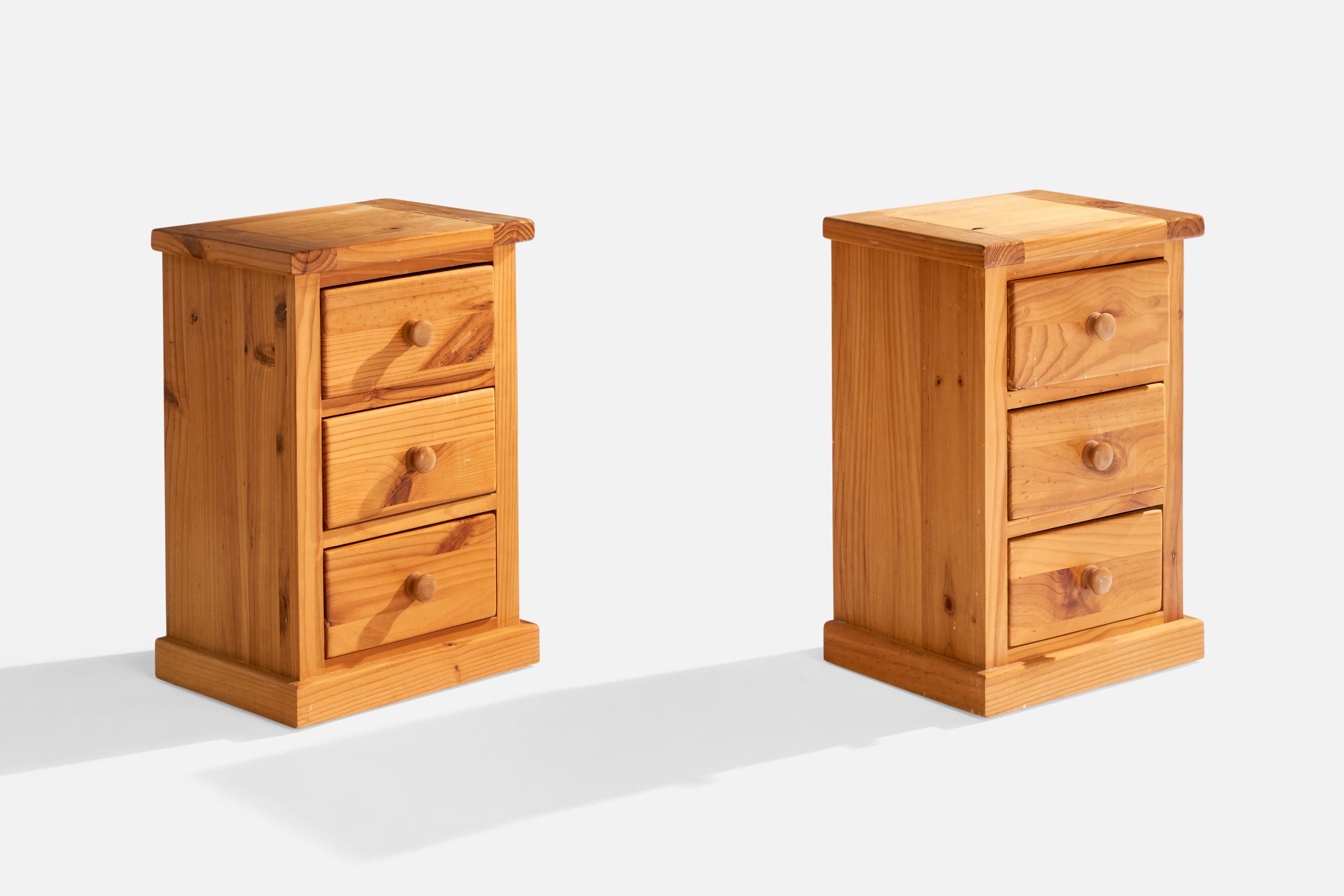 Paire de tables de nuit en pin conçues et produites en Suède, C.C..

Dimensions : 26.5