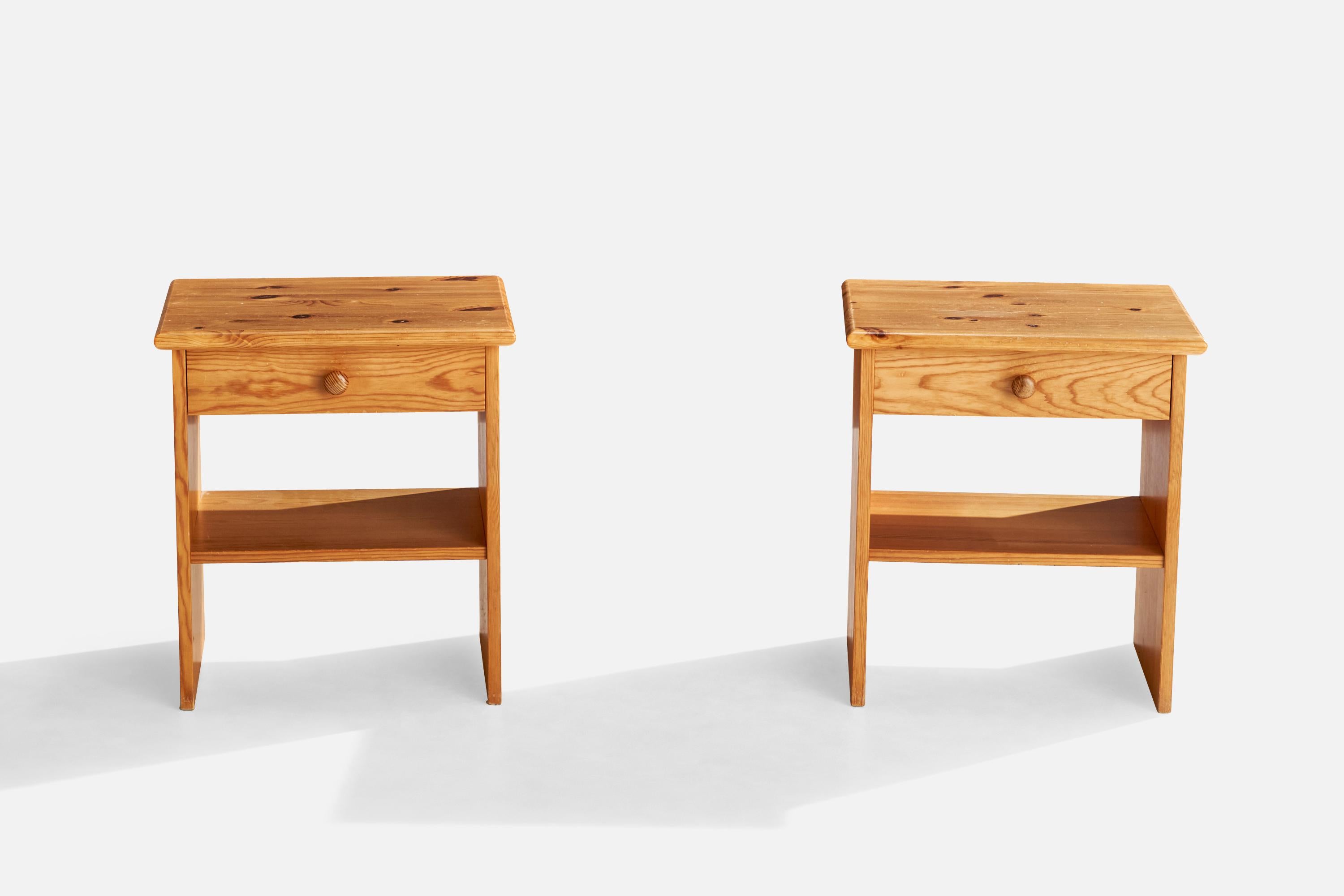 Suédois Tables de nuit de designer suédois, pin, Suède, années 1970 en vente