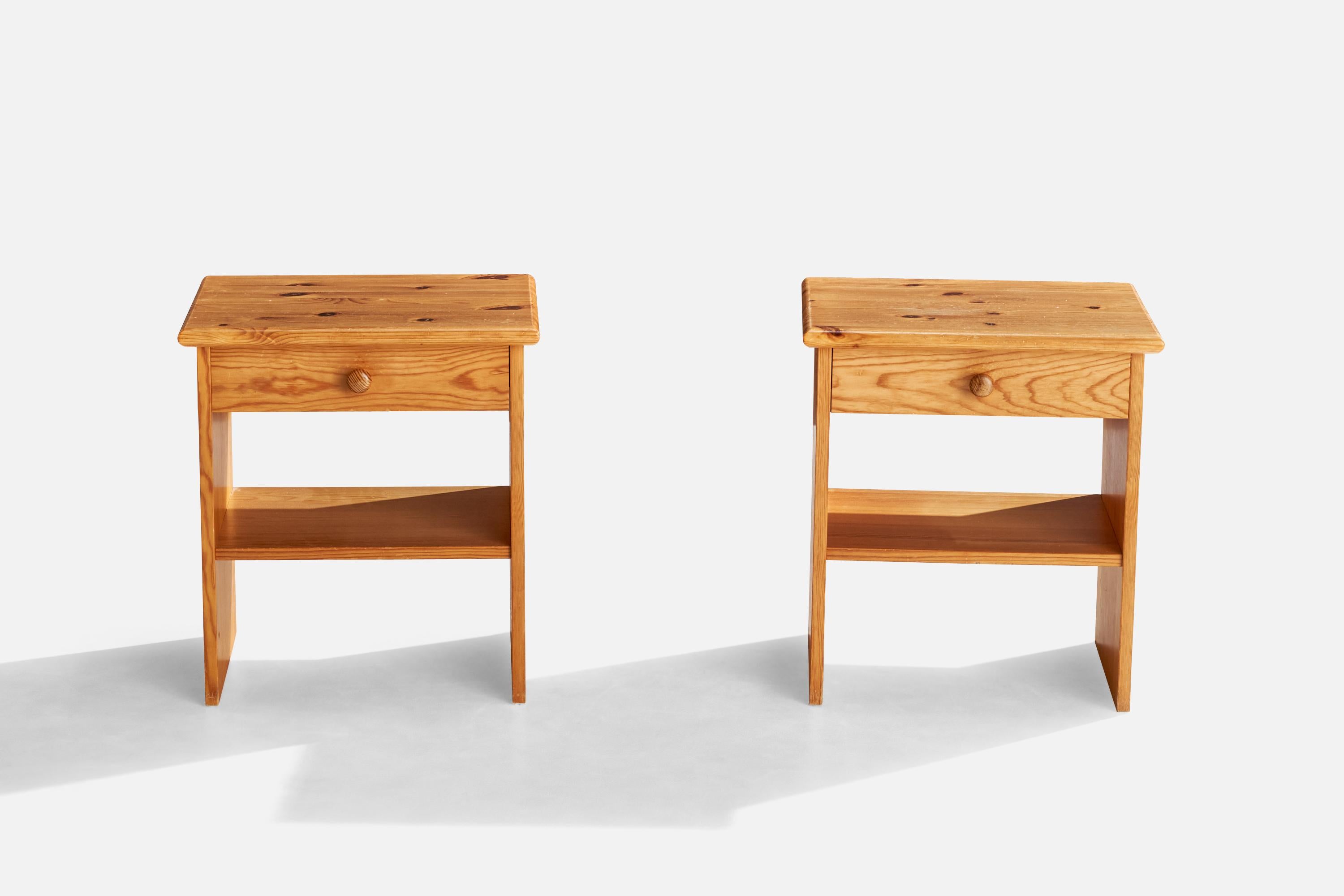 Tables de nuit de designer suédois, pin, Suède, années 1970 Bon état - En vente à High Point, NC