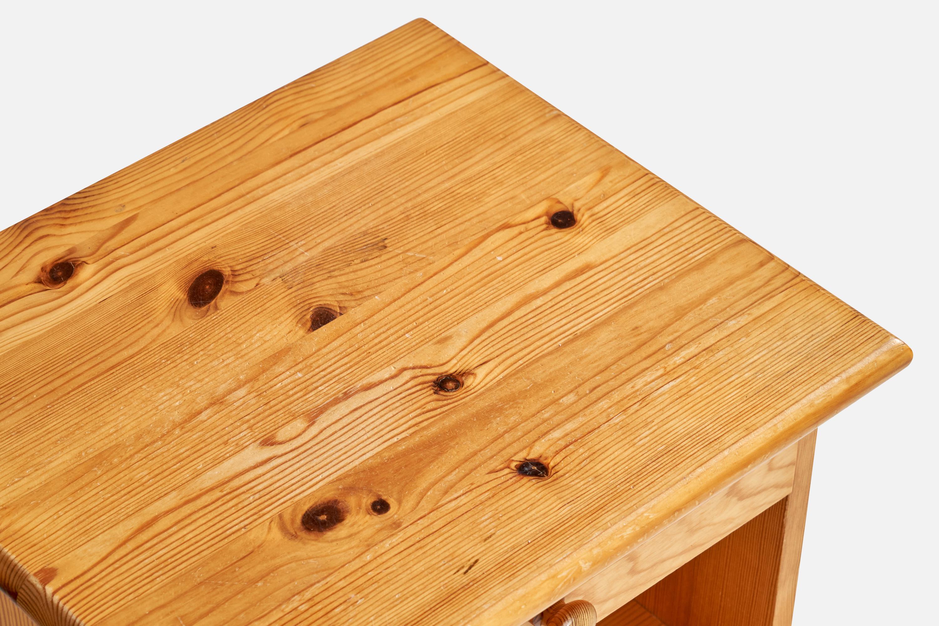 Tables de nuit de designer suédois, pin, Suède, années 1970 en vente 1