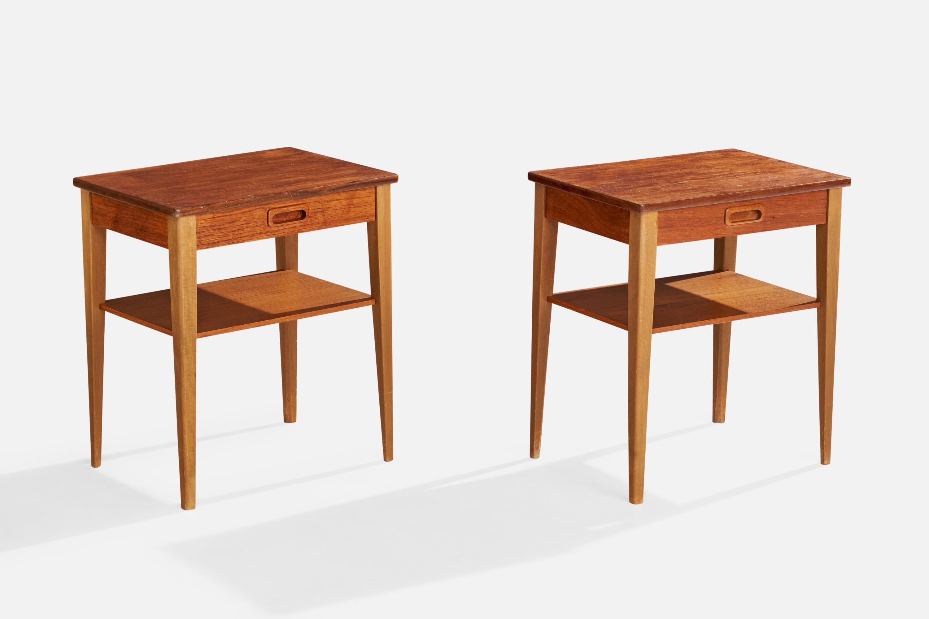 Paire de tables de nuit en teck et hêtre conçues et produites en Suède, vers les années 1950.

Dimensions : 20