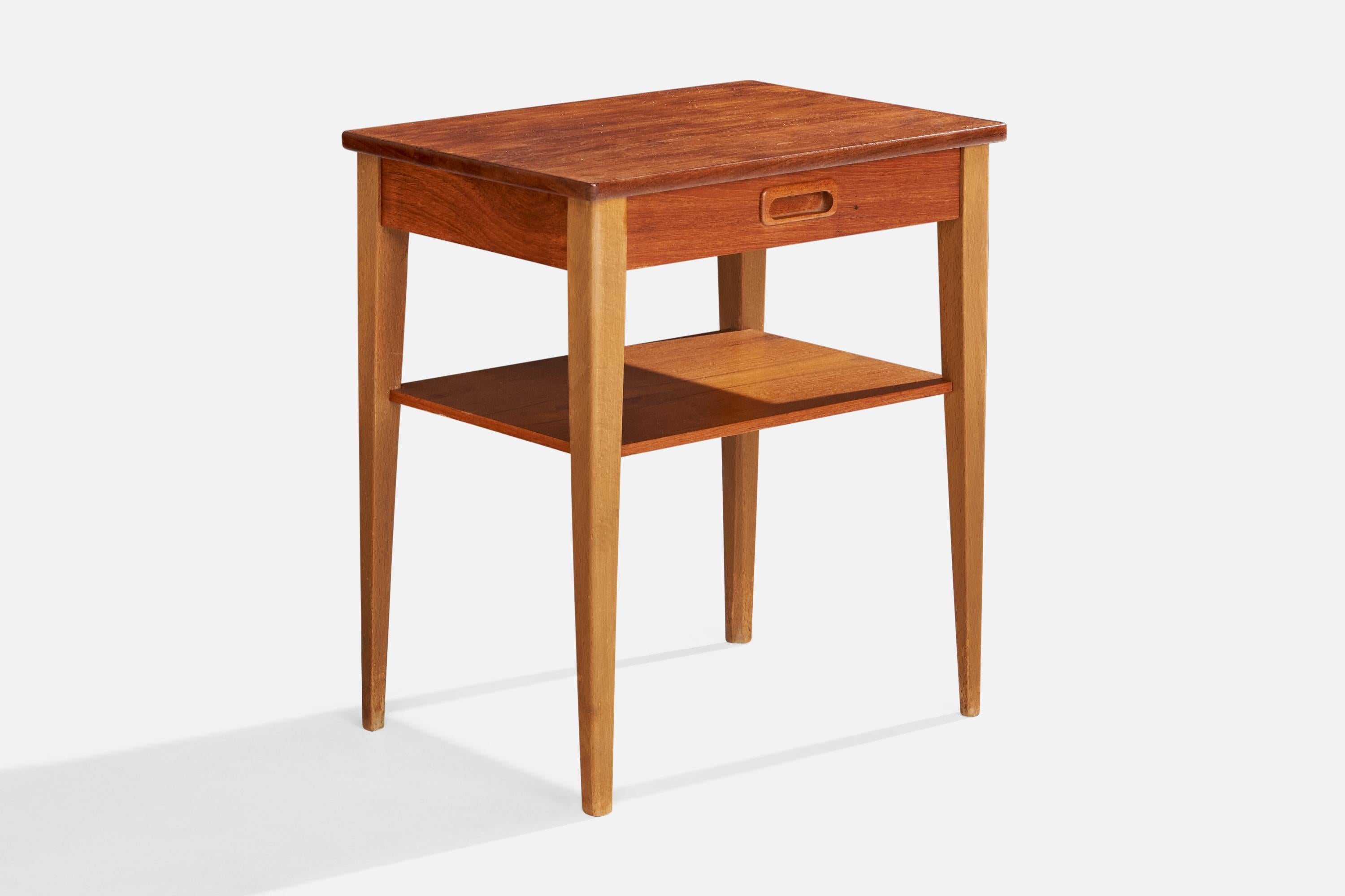 Suédois Design/One, tables de nuit, teck, hêtre, Suède, années 1950 en vente