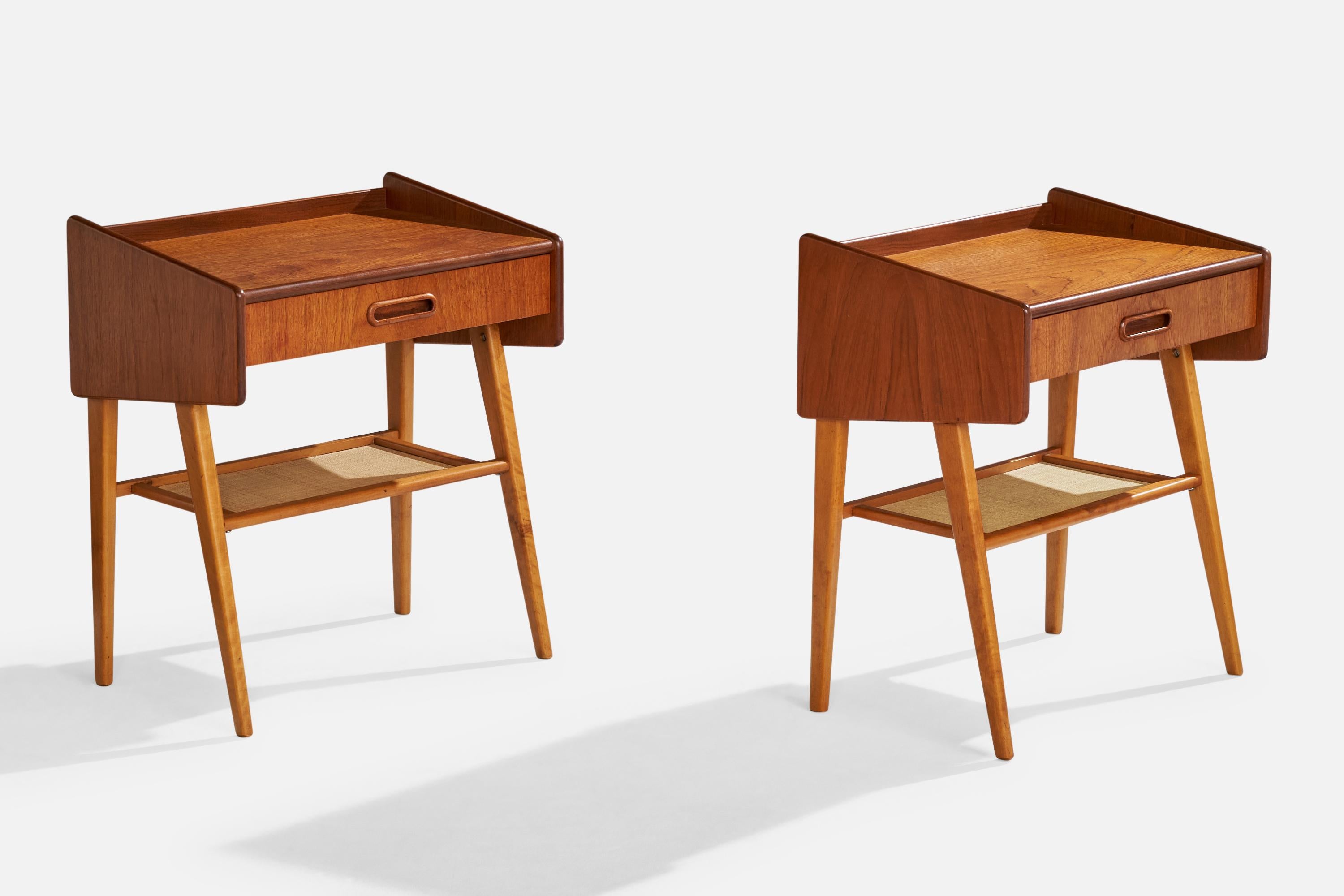 Paire de tables de nuit en teck, bouleau et raphia, conçues et produites en Suède, C.C..

Dimensions : 21.5