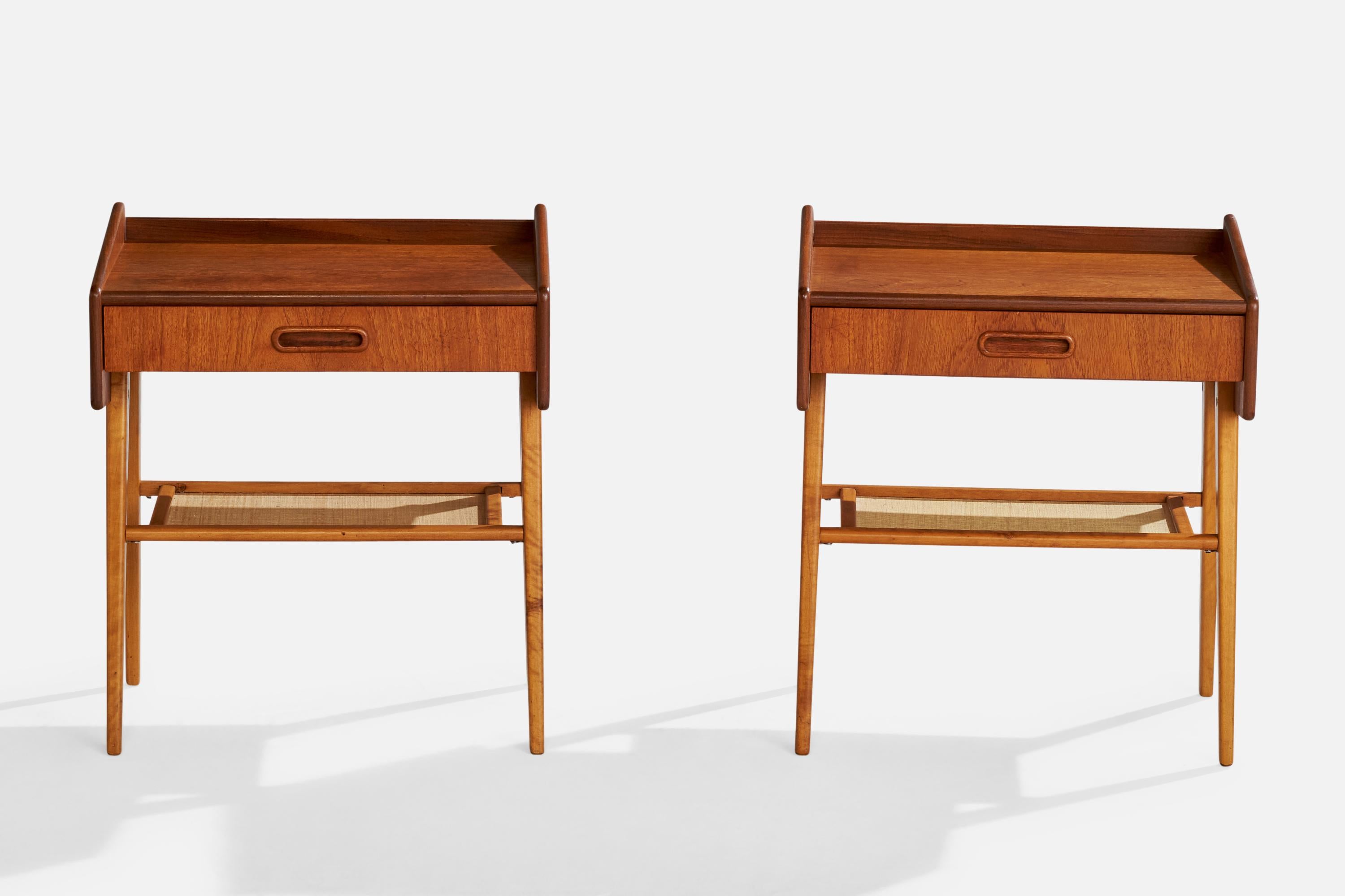 Suédois Design/One, tables de nuit, teck, bouleau, raphia, Suède, années 1950 en vente