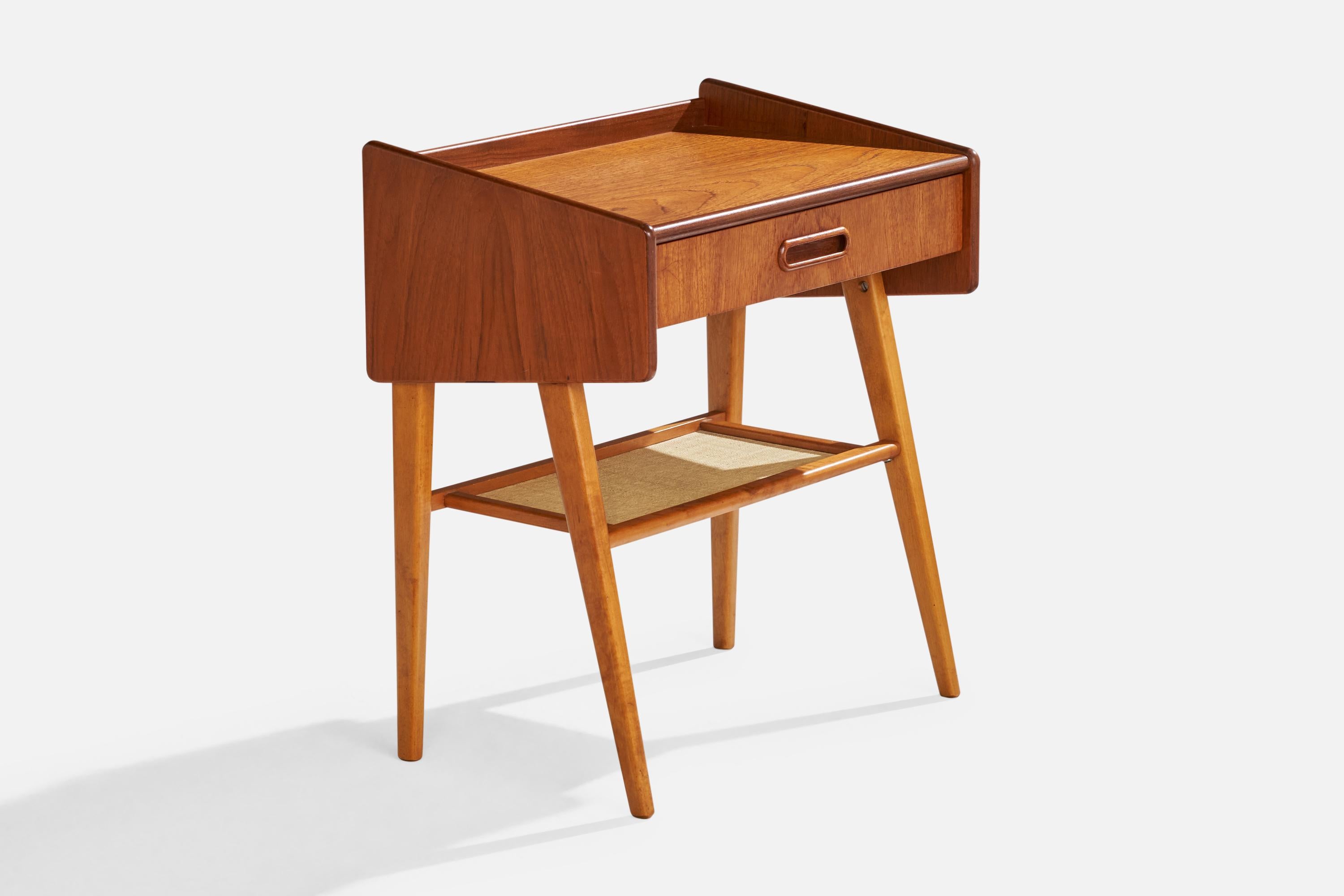 Design/One, tables de nuit, teck, bouleau, raphia, Suède, années 1950 Bon état - En vente à High Point, NC