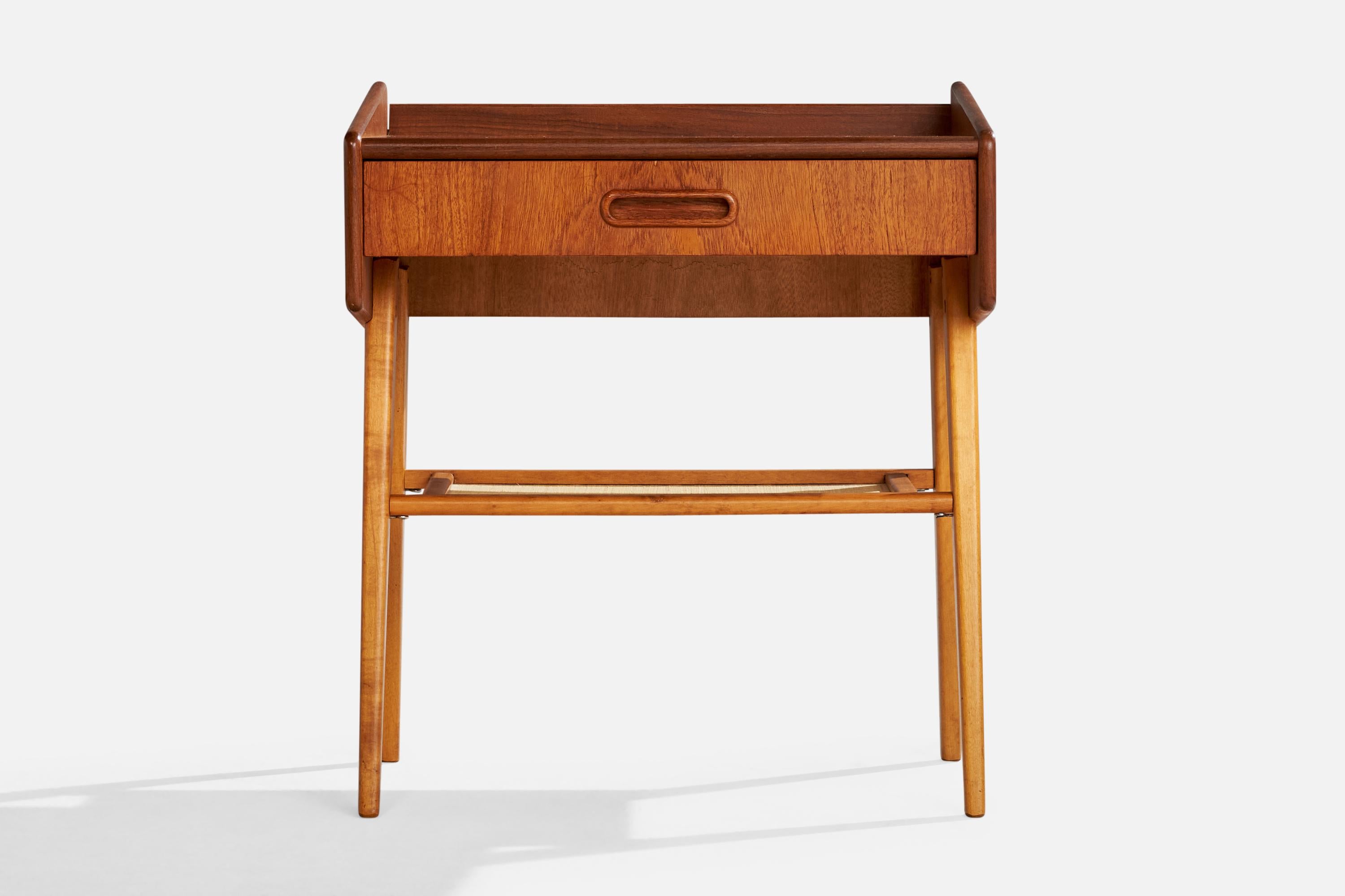 Milieu du XXe siècle Design/One, tables de nuit, teck, bouleau, raphia, Suède, années 1950 en vente