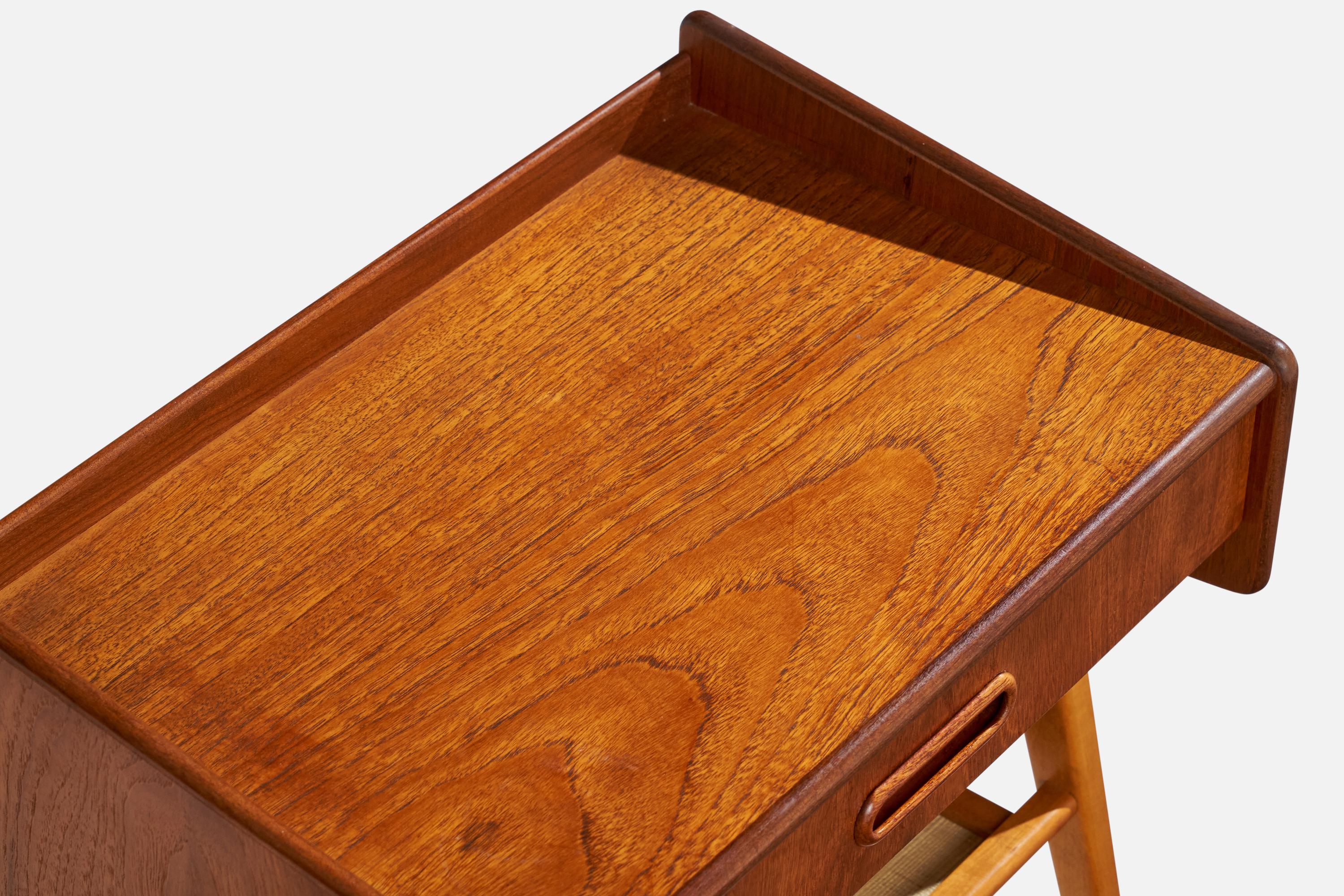 Design/One, tables de nuit, teck, bouleau, raphia, Suède, années 1950 en vente 2