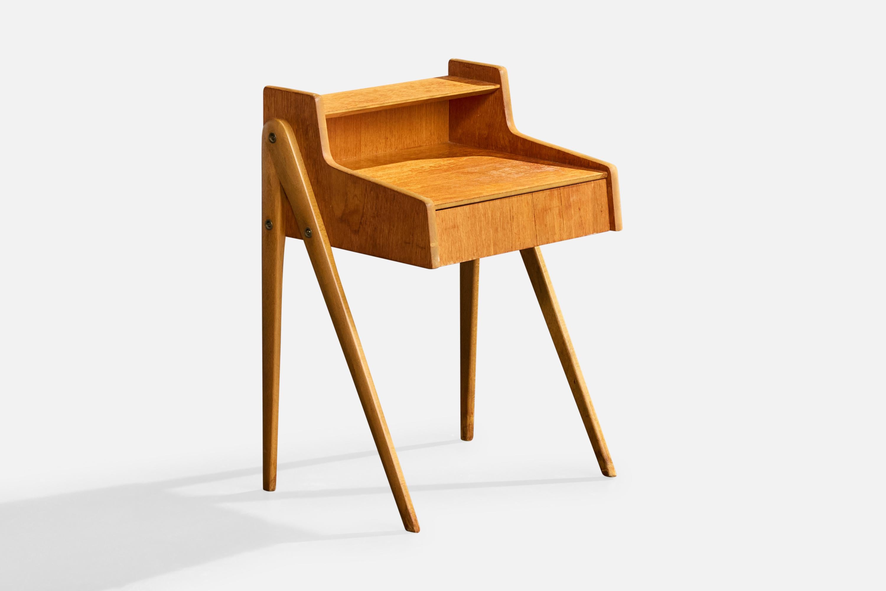 Designer suédois, tables de nuit, teck, bouleau, Suède, années 1950 Bon état - En vente à High Point, NC