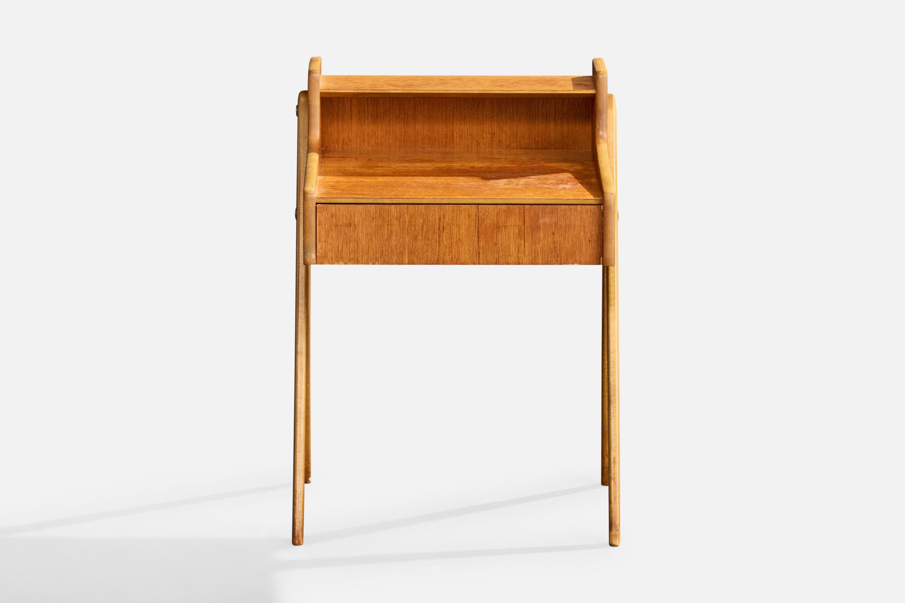 Milieu du XXe siècle Designer suédois, tables de nuit, teck, bouleau, Suède, années 1950 en vente