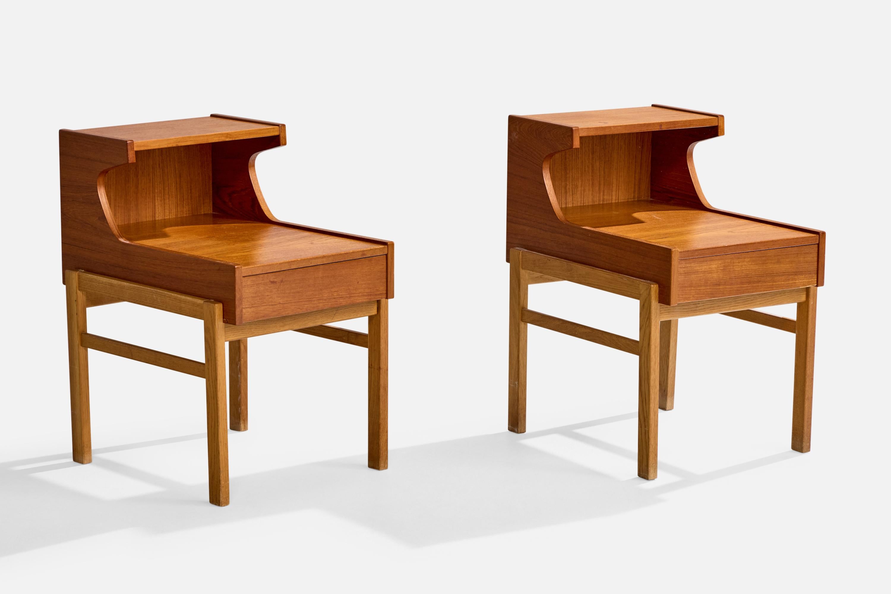 Coppia di comodini in teak e quercia progettati e prodotti in Svezia, anni '50 circa.

Dimensioni complessive (pollici): 23,5 