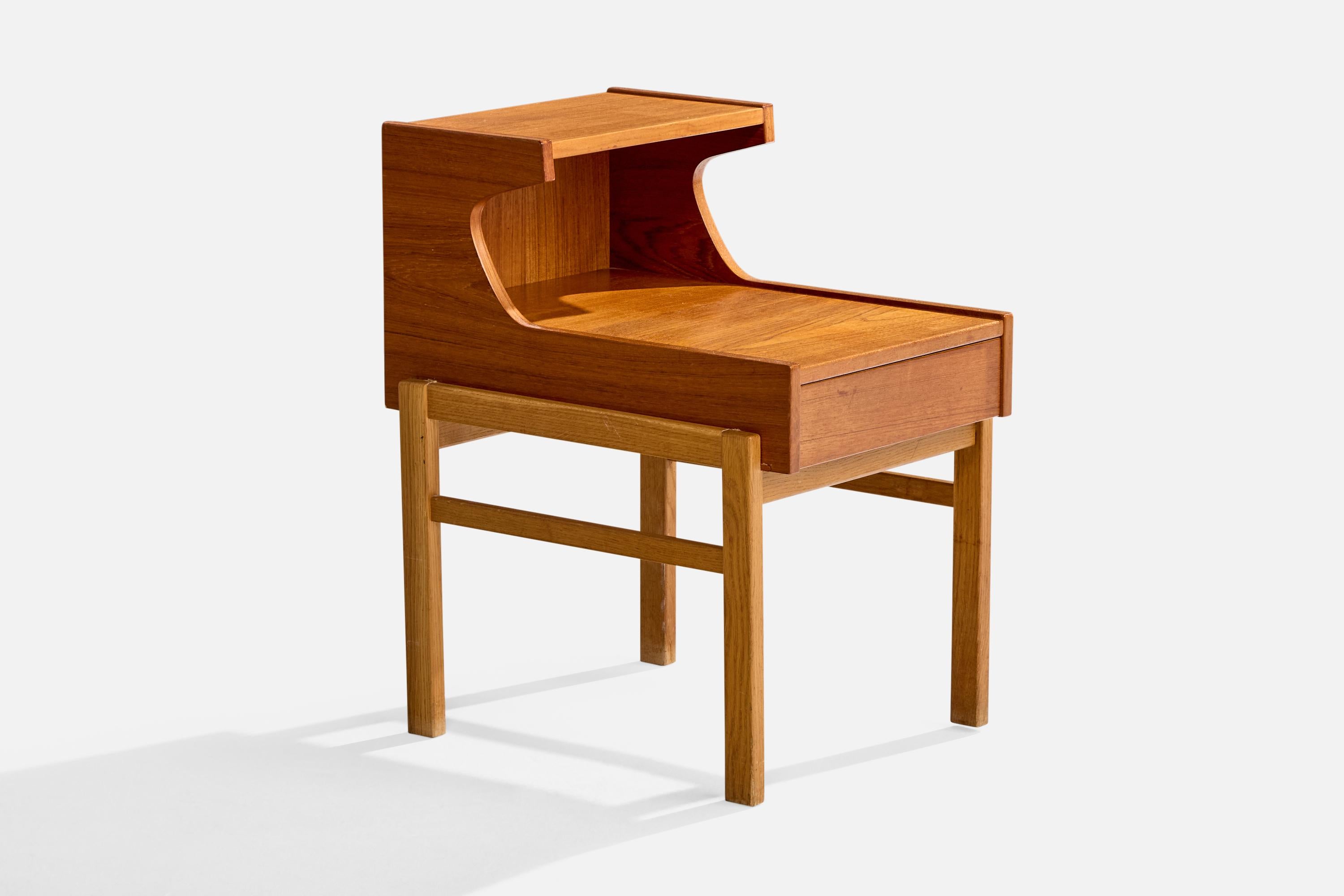 Comodini di design svedese, teak, quercia, Svezia, anni '50 In condizioni buone in vendita a High Point, NC