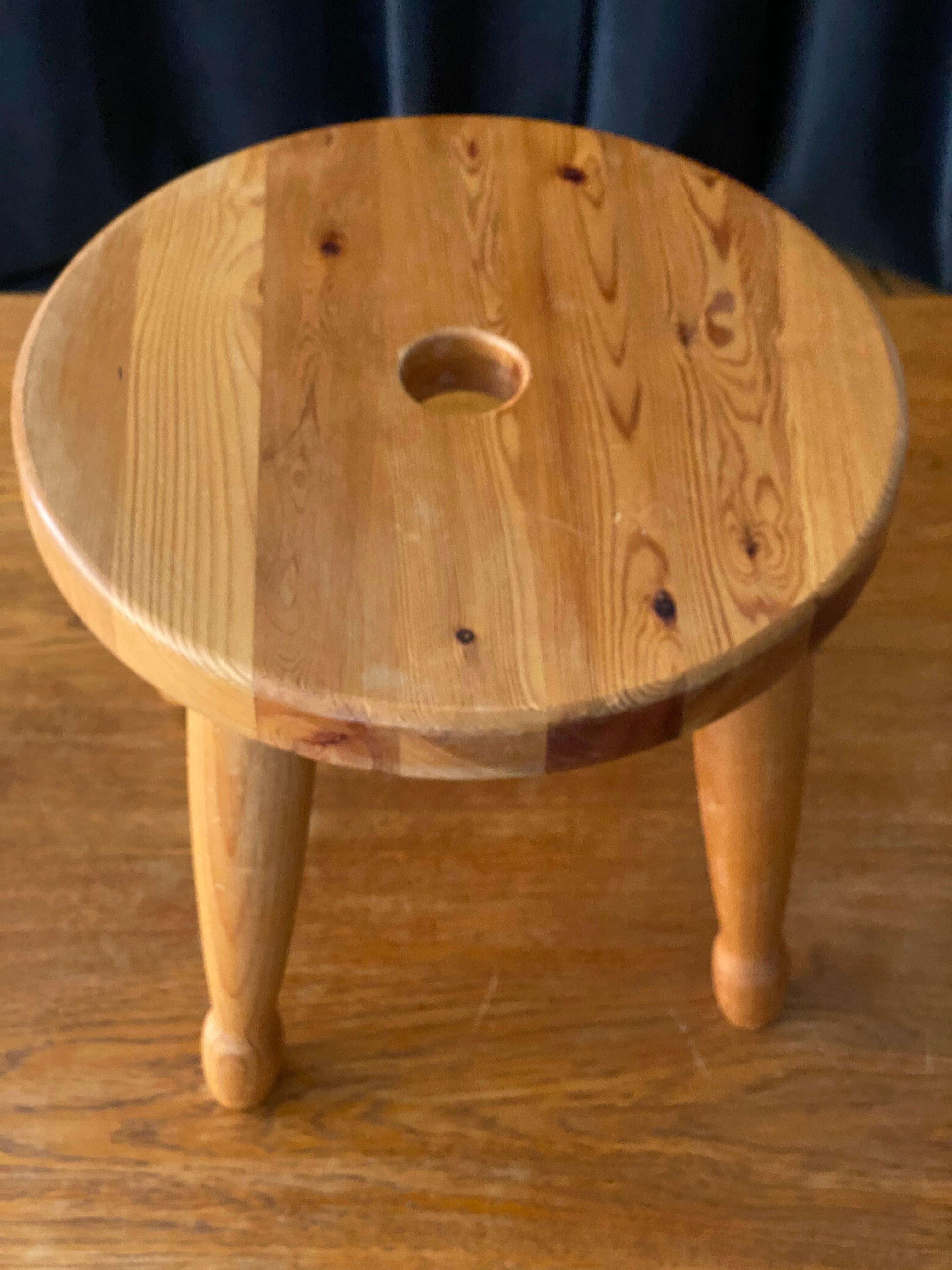 Swedish Designer, Organic Sauna Stool, Sculpted Pine, 1970s, Sweden In Good Condition In High Point, NC