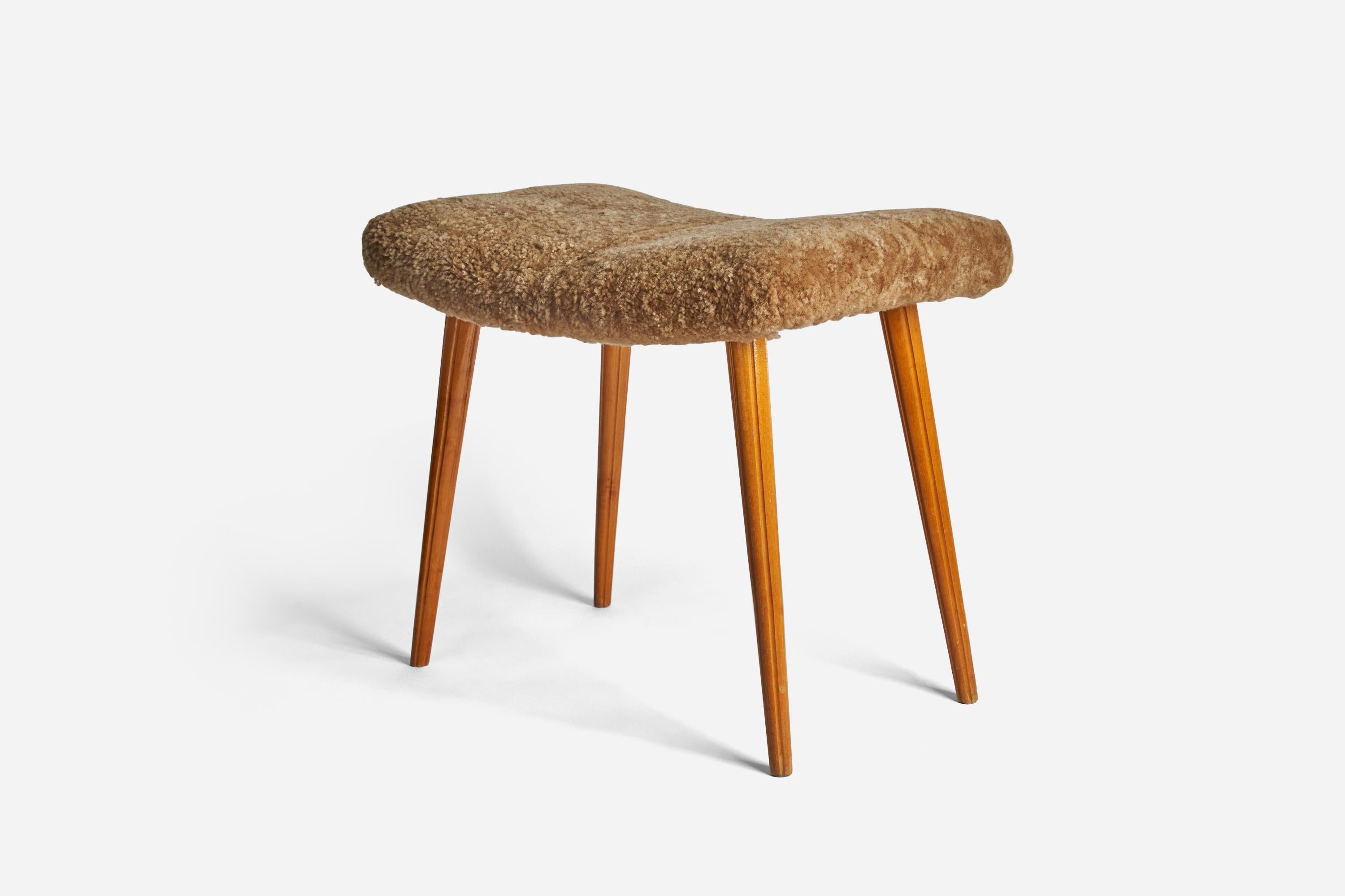 Taburete de roble teñido y piel de oveja diseñado y fabricado en Suecia, años 50.

