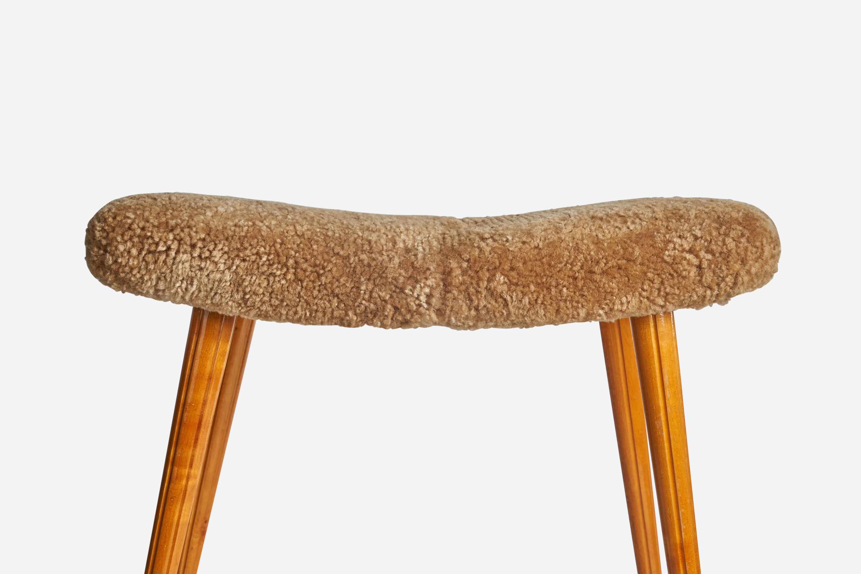 Swedish Designer, Organic Stool, Oak, Deep Beige Sheepskin, Sweden, 1950s In Good Condition For Sale In High Point, NC