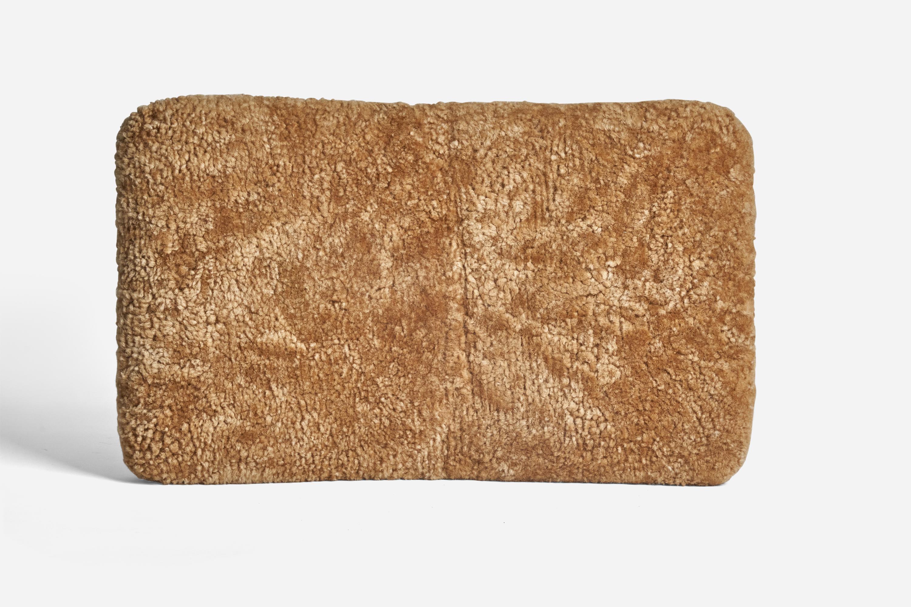 Diseñador sueco, taburete orgánico, roble, piel de oveja beige intenso, Suecia, años 50 en Bueno estado para la venta en High Point, NC
