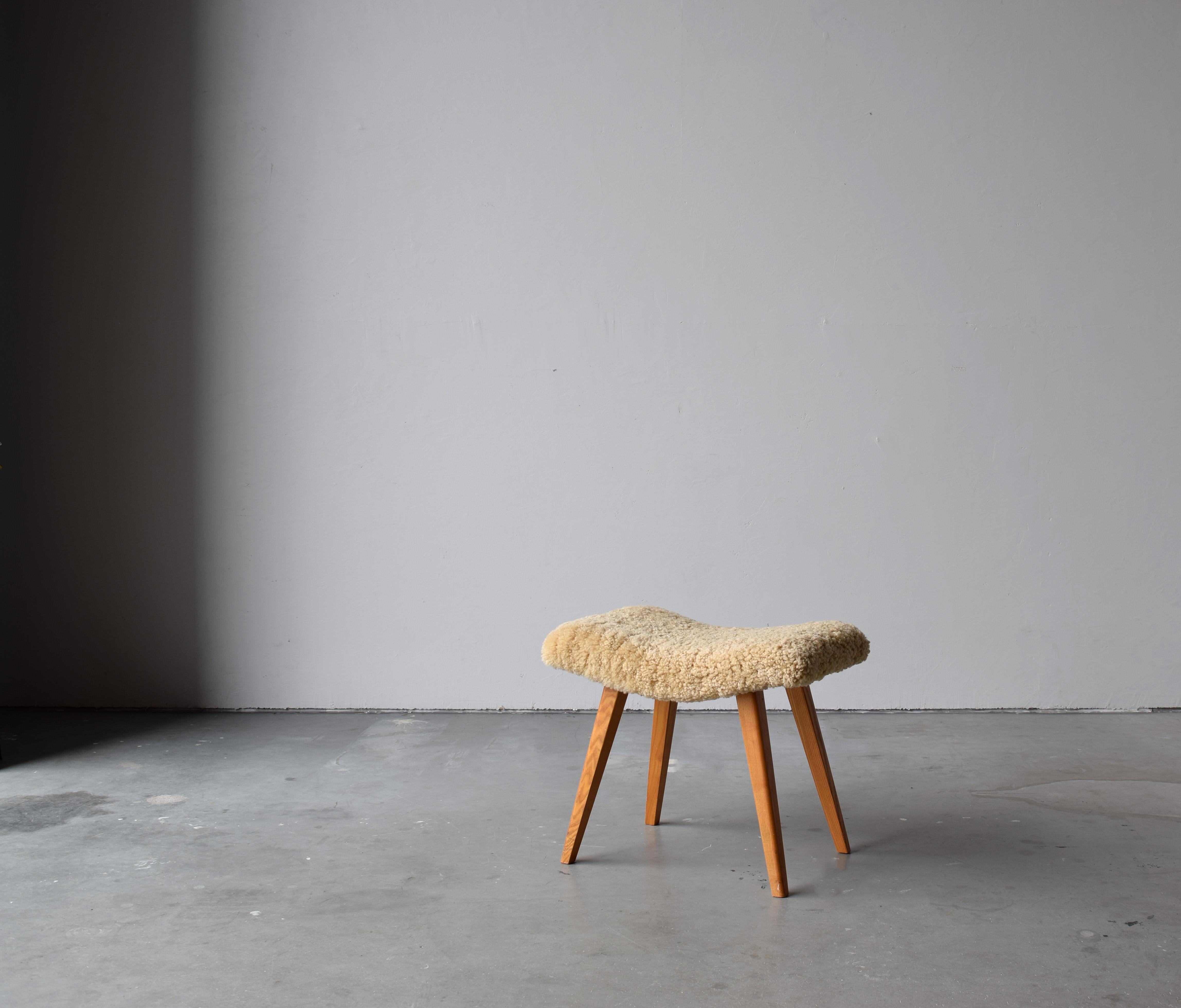 Ein organischer Hocker aus gebeiztem Holz, dessen gepolsterte Sitzfläche mit einem brandneuen Schafsfellbezug versehen ist. Produziert in Schweden, 1950er Jahre.

Andere Designer dieser Zeit sind Finn Juhl, Hans Wegner, Isamu Noguchi und Charlotte