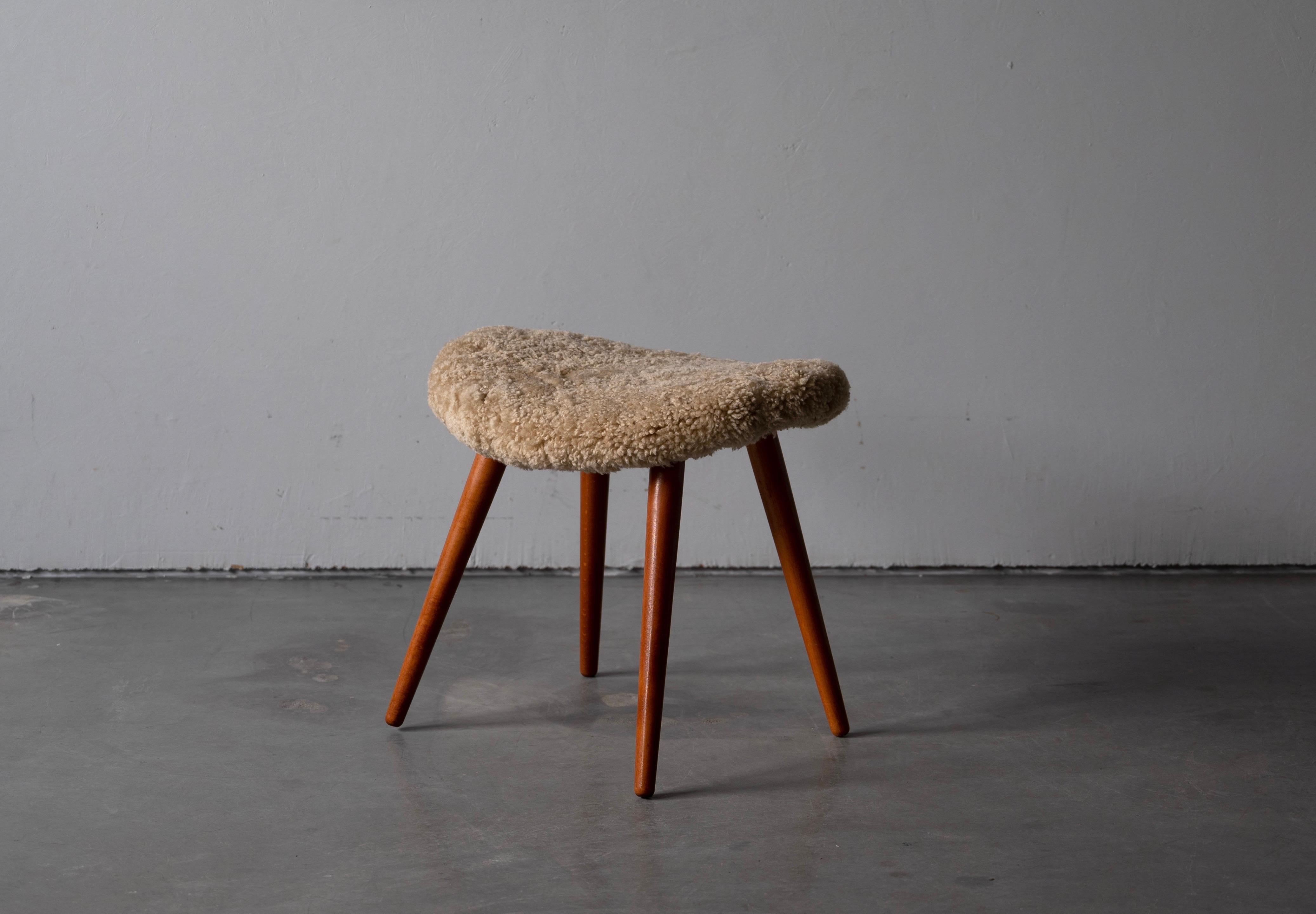 Ein organischer Hocker aus gebeiztem Holz, dessen gepolsterte Sitzfläche mit einem nagelneuen Schafsfellbezug versehen ist. Produziert in Schweden, 1950er Jahre.

Andere Designer dieser Zeit sind Finn Juhl, Hans Wegner, Isamu Noguchi und Charlotte