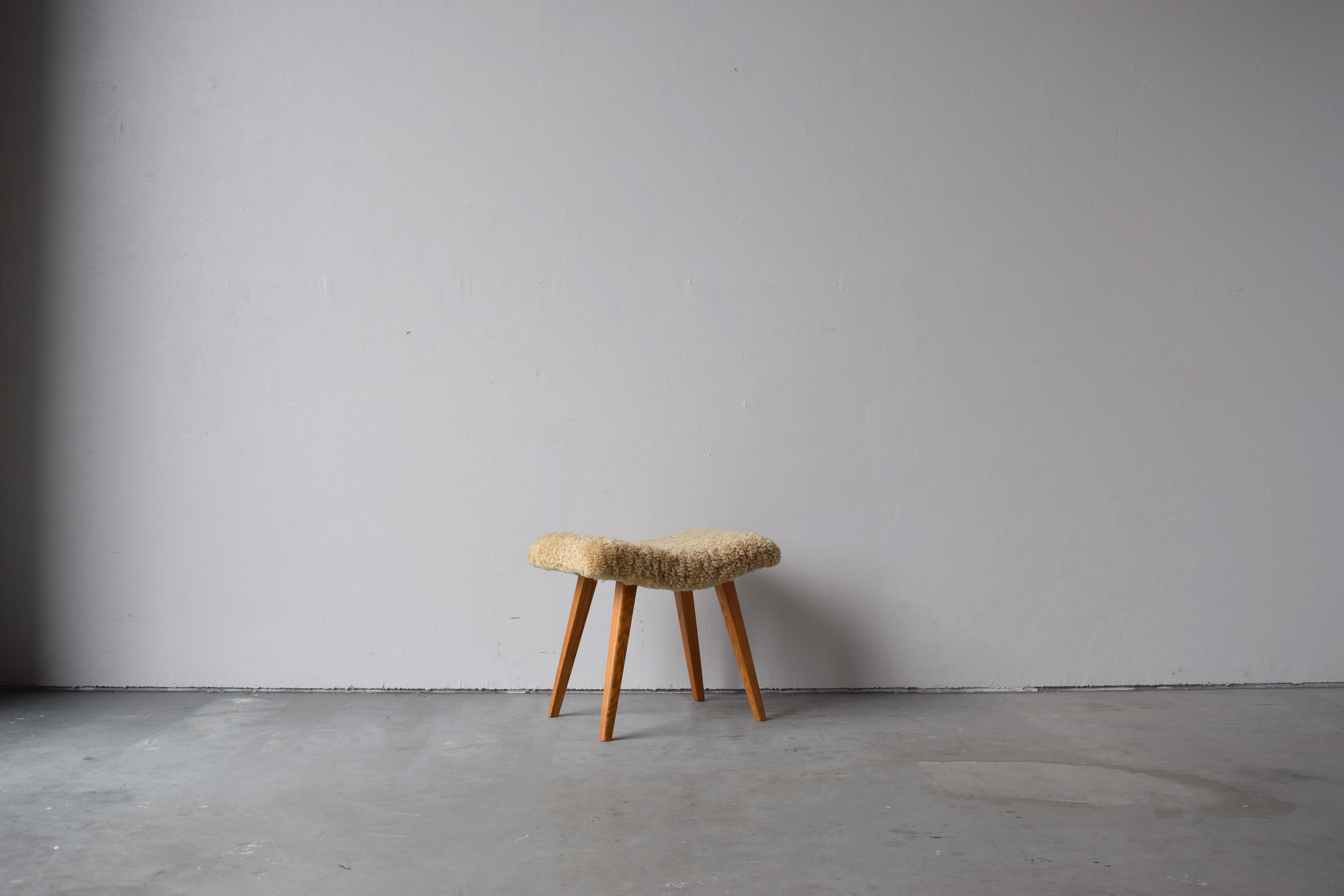 Swedish Designer, Organic Stool, Wood, Sheepskin, Sweden, 1950s In Good Condition For Sale In High Point, NC