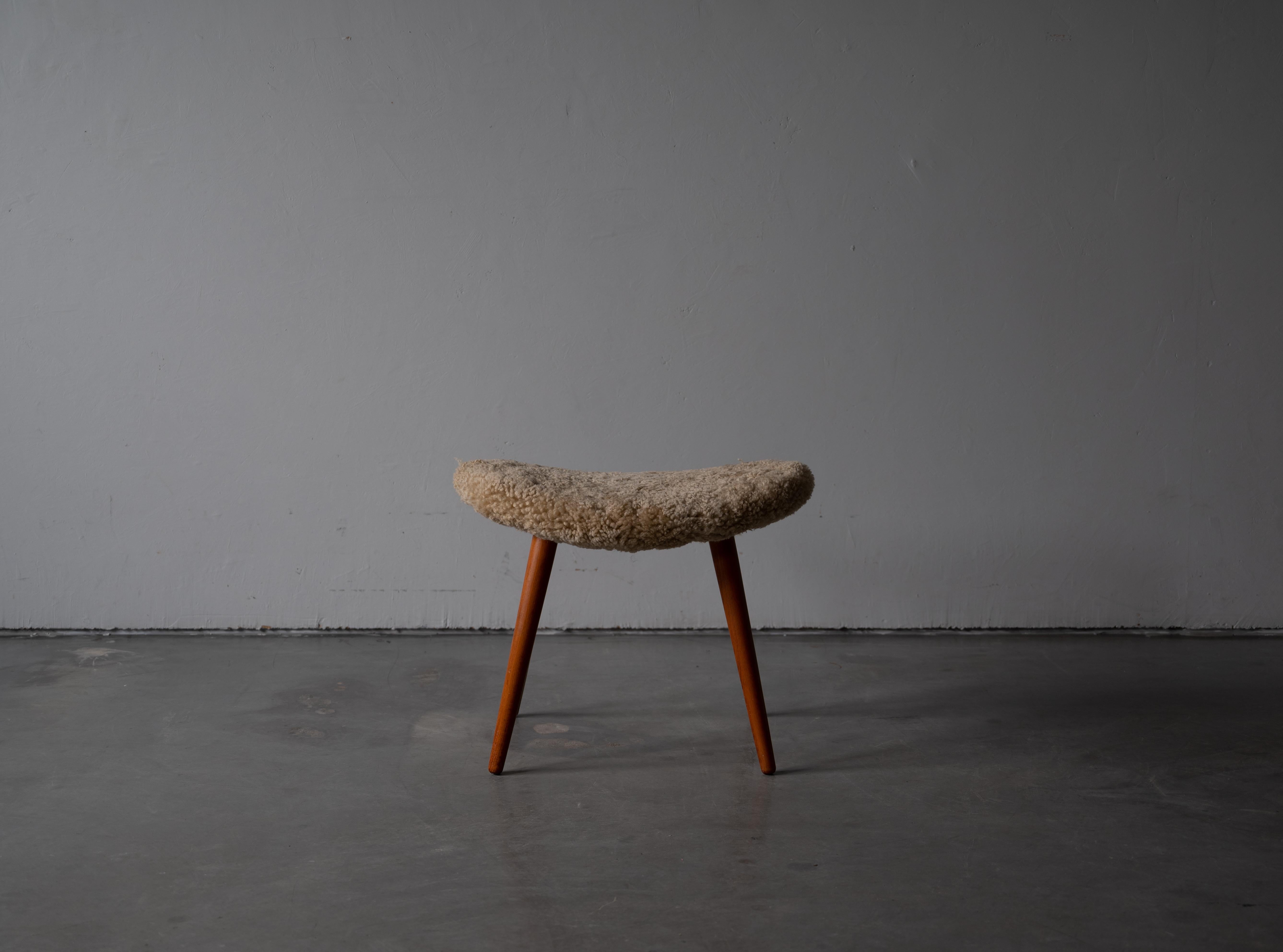 Swedish Designer, Organic Stool, Wood, Sheepskin, Sweden, 1950s In Good Condition For Sale In High Point, NC