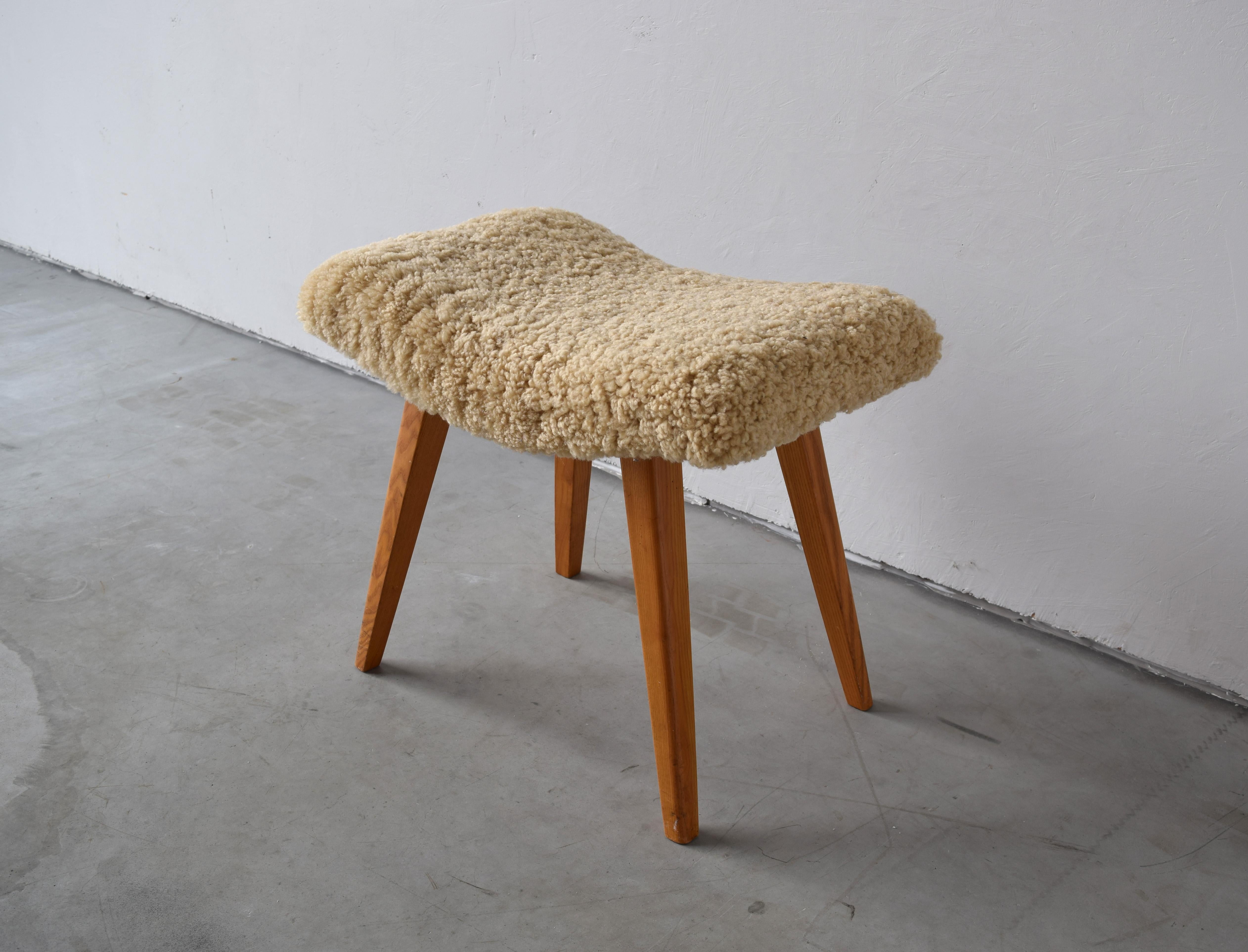 Swedish Designer, Organic Stool, Wood, Sheepskin, Sweden, 1950s For Sale 3