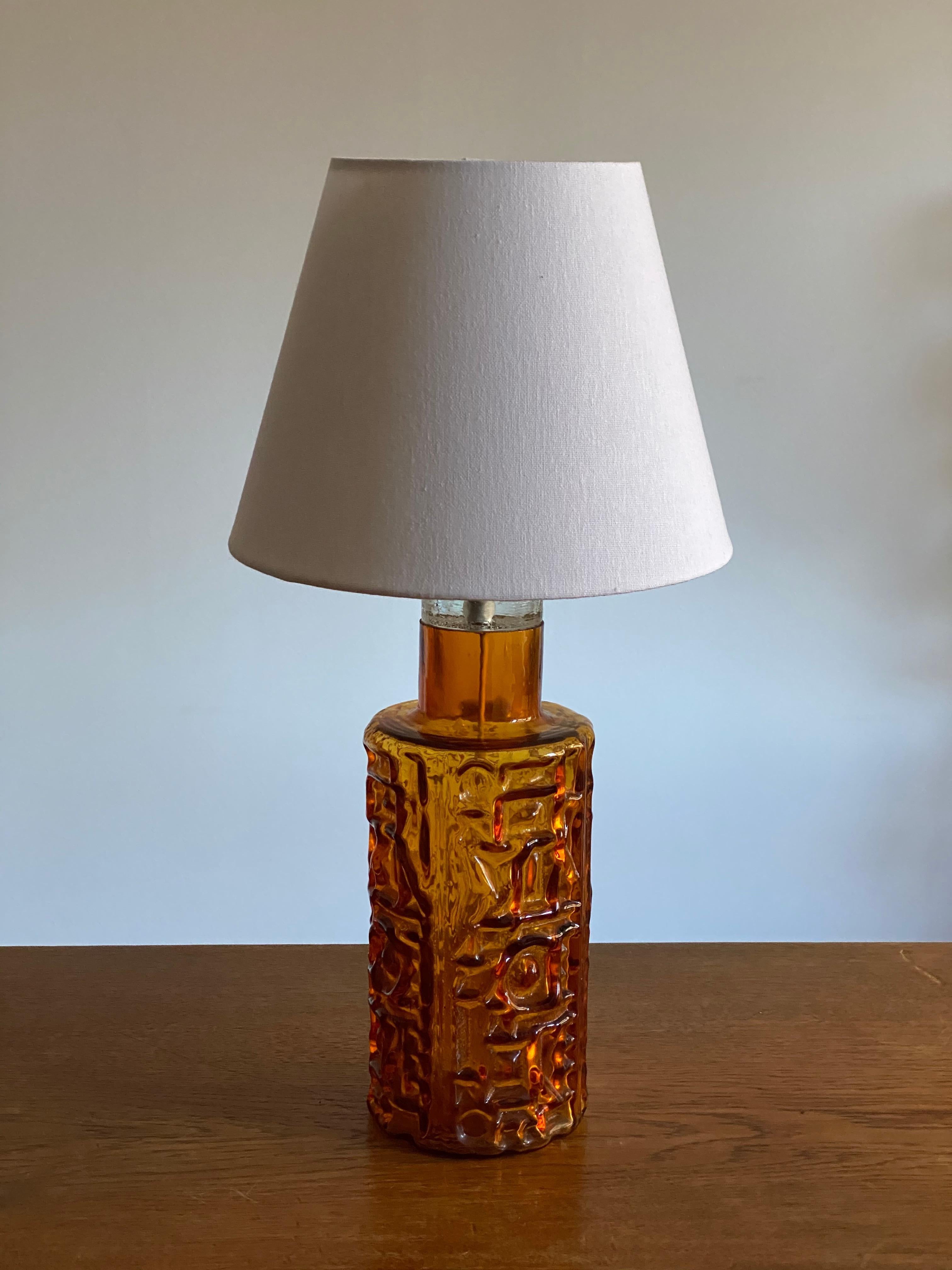 A highly modernist organic table lamp. Of Swedish production. In highly ornamented and colored glass, 1950s. 

Lampshade in first image is not included in the purchase. Stated measurements are without a lampshade.

Other designers of the period