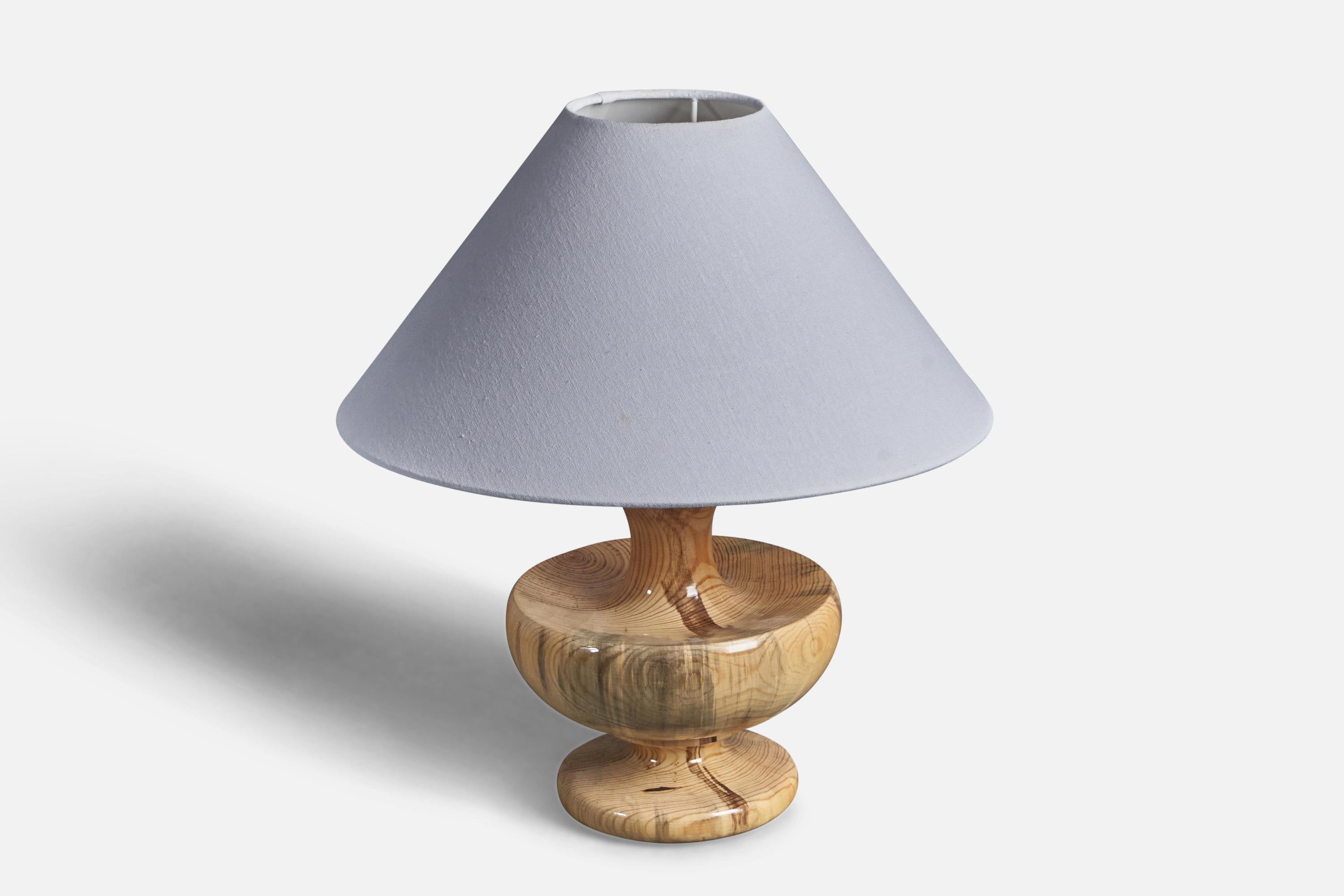 A Modernist table lamp or desk lights. In solid finely sculpted pine.

Lampshade is not included in the purchase. Stated dimensions excluding lampshade.


  