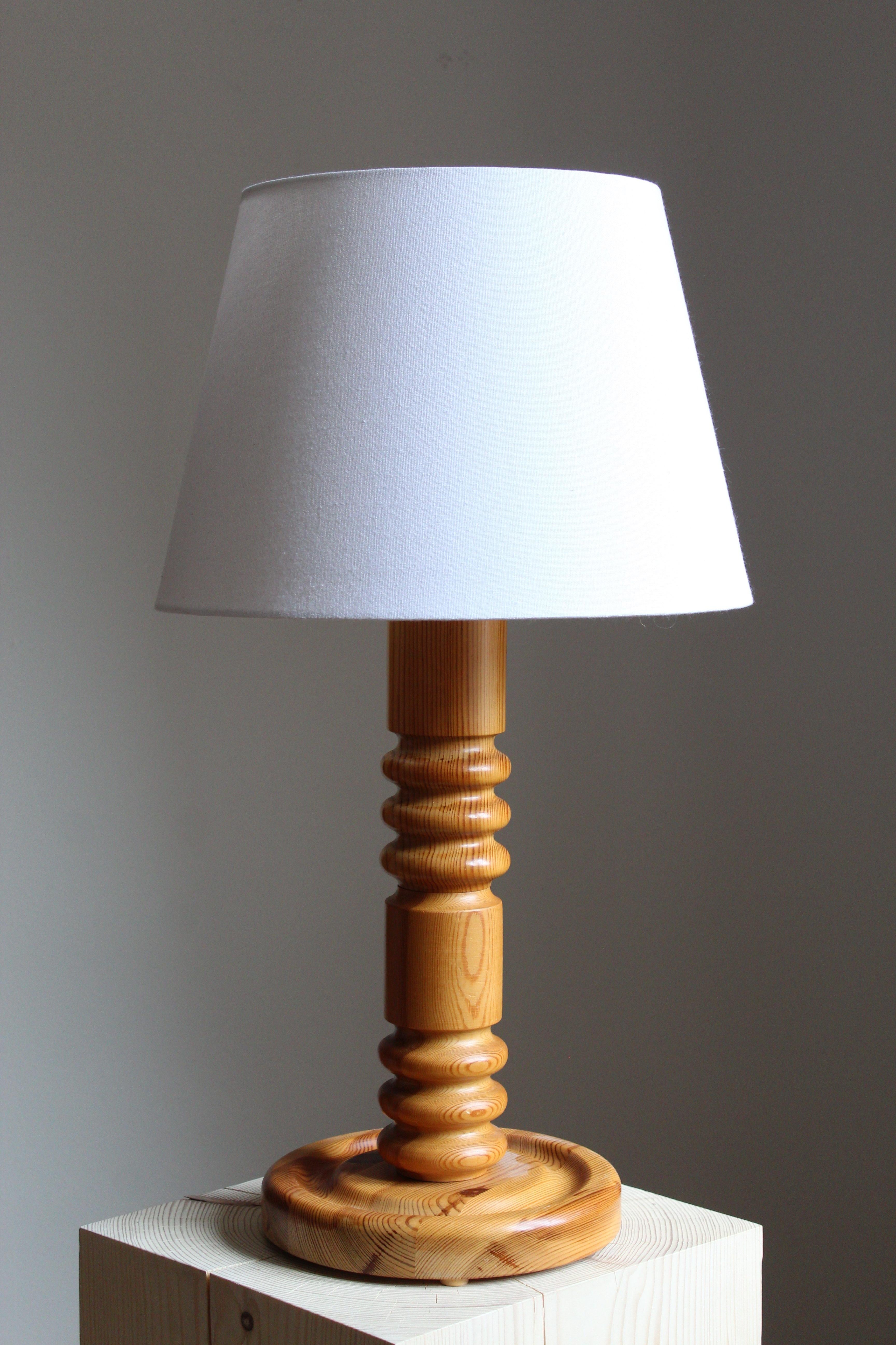 A modernist table lamp or desk light. In solid finely sculpted pine. Produced by an unknown designer, Sweden, circa 1970s. Lampshade not included.




  