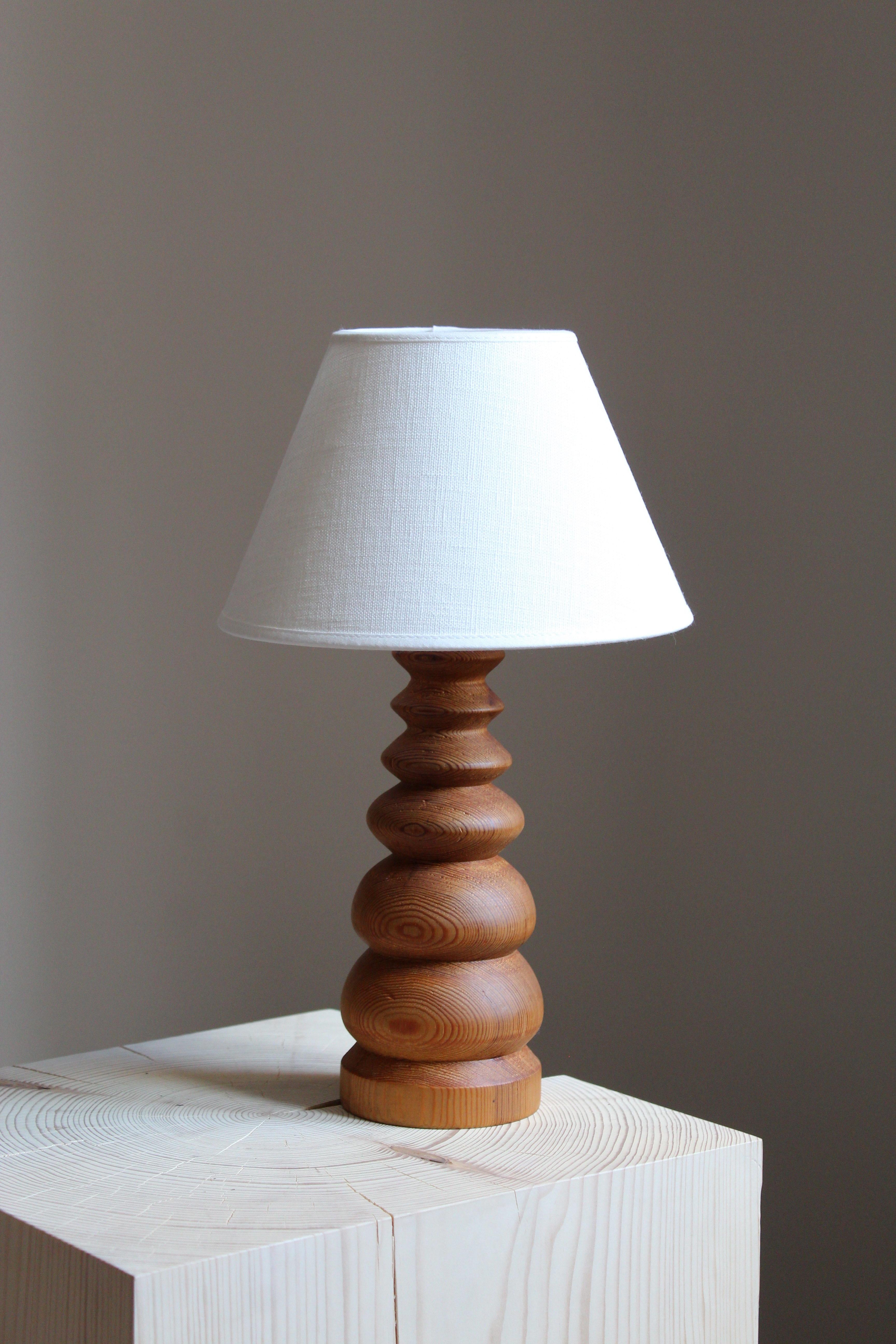 A modernist table lamp or desk lights. In solid finely sculpted pine. Produced by an unknown designer, Sweden, circa 1960s. Sold without lampshade.




  