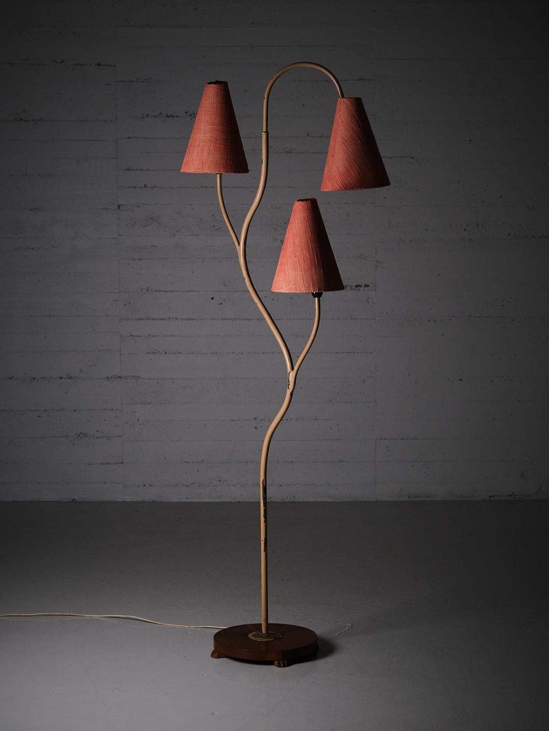Lampadaire réalisé par un designer suédois anonyme au milieu du 20e siècle. 

Modèle très rare. 

Design/One unique avec trois bras organiques. La partie supérieure est réglable. 