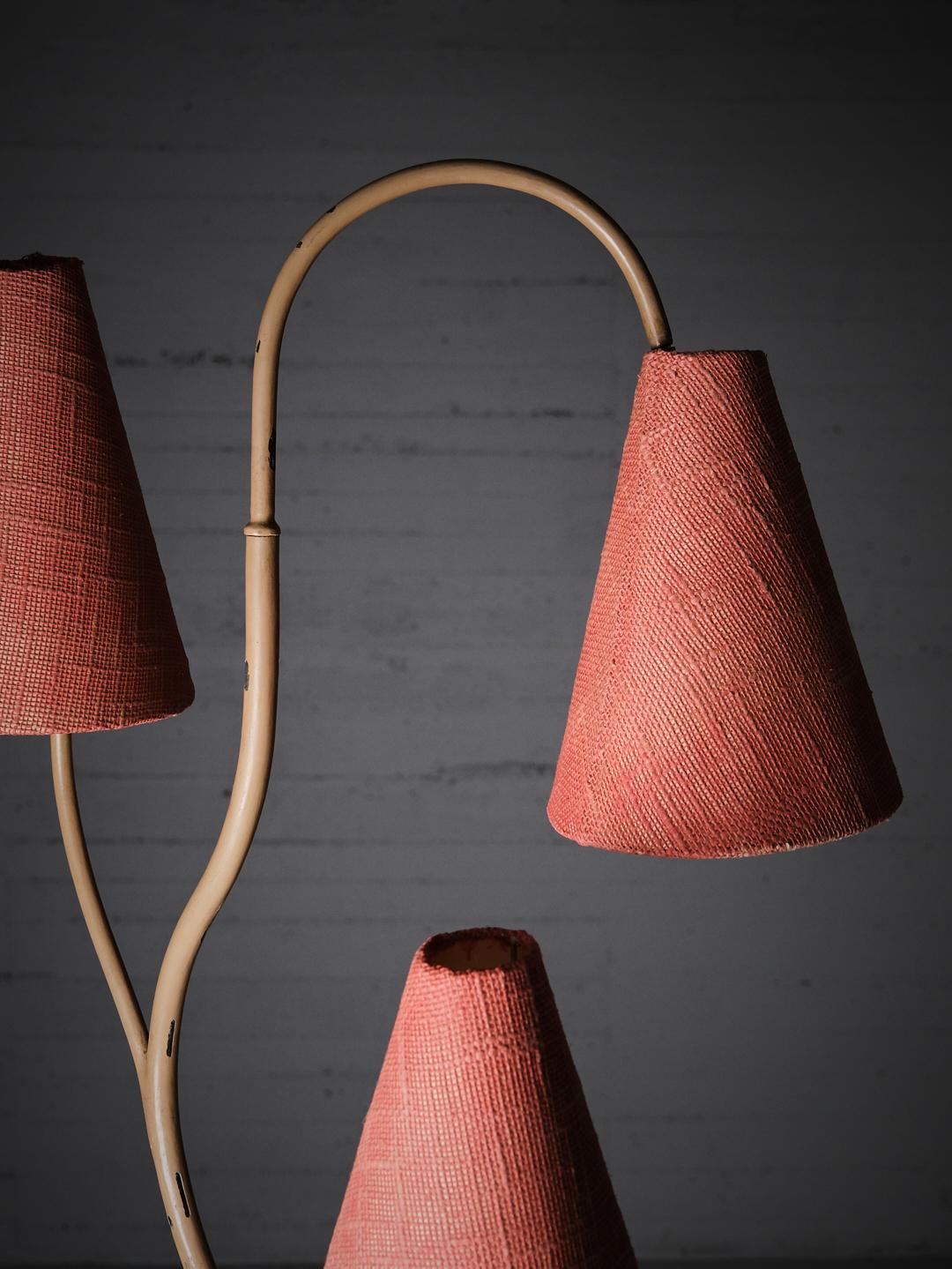 Lampadaire organique suédois à trois branches, années 1940 État moyen - En vente à Eskilstuna, SE