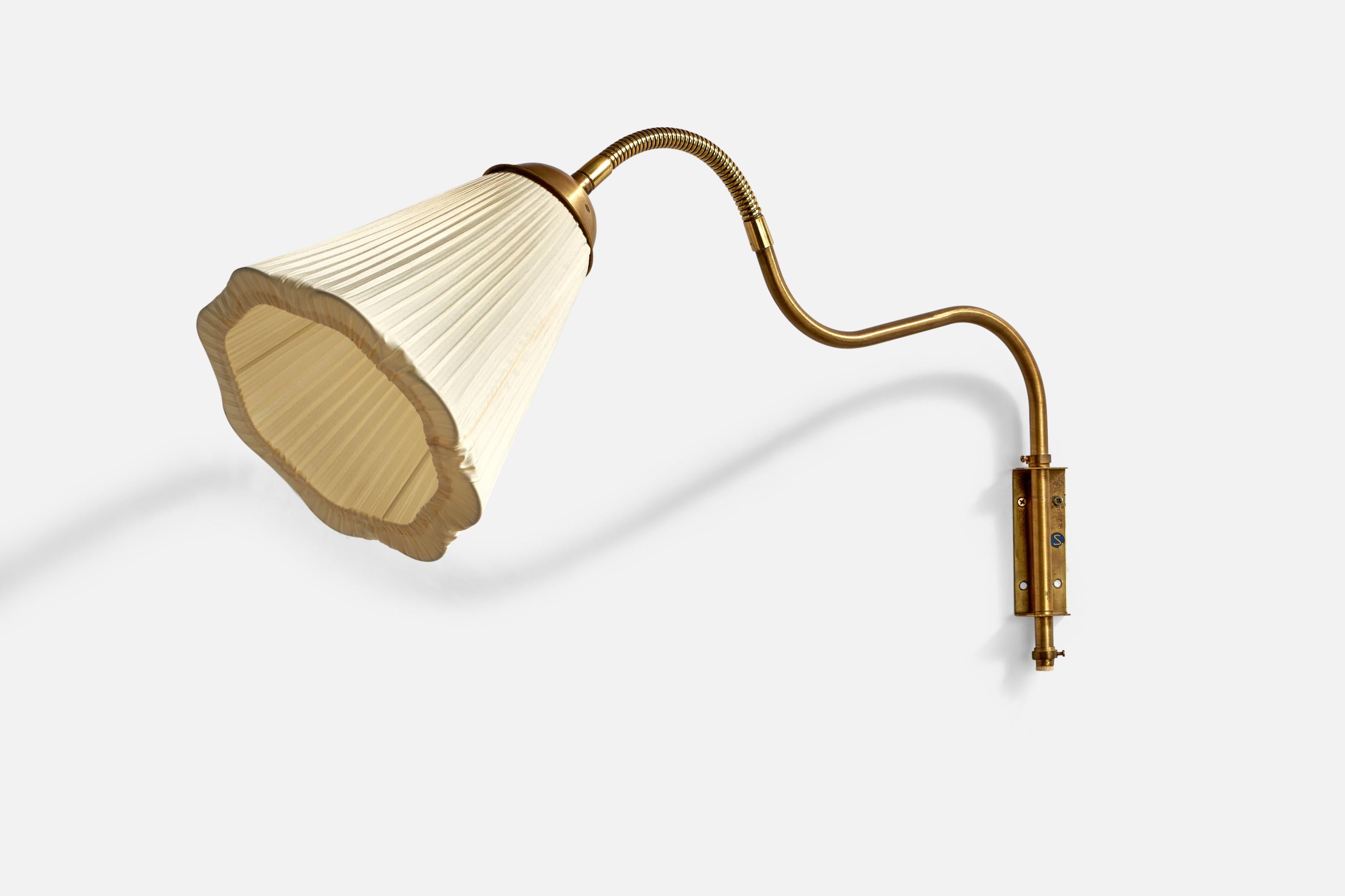An adjustable organic brass and off-white fabric wall light designed and produced in Sweden, 1940s.

Overall Dimensions (inches): 21” H x 8.55” W x 27” D
Back Plate Dimensions (inches): 4.1” H x 1.5” W x 1” D
Bulb Specifications: E-26 Bulb
Number of