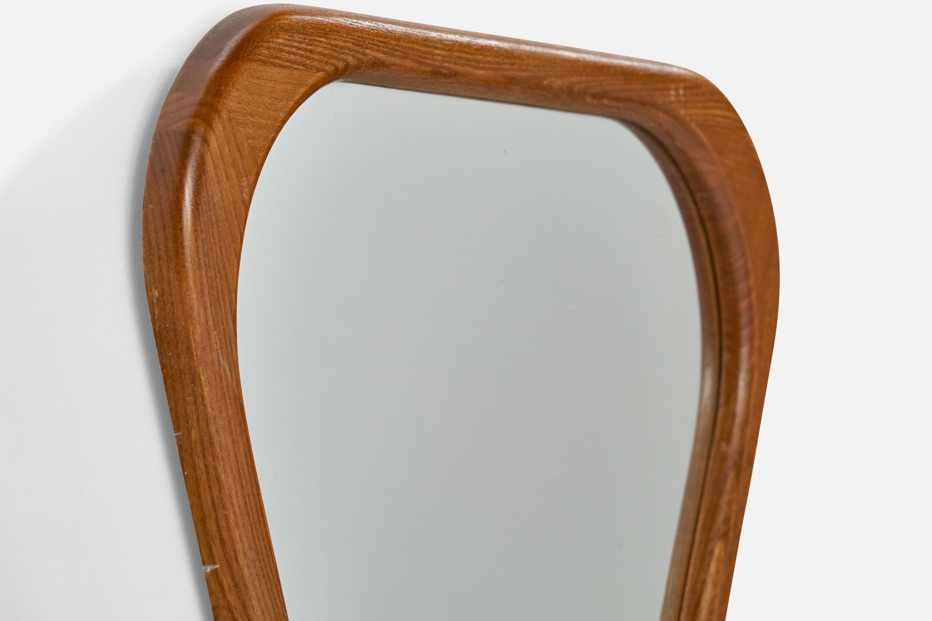 Suédois Designer suédois, miroir mural organique, chêne teinté, verre, Suède, années 1950 en vente