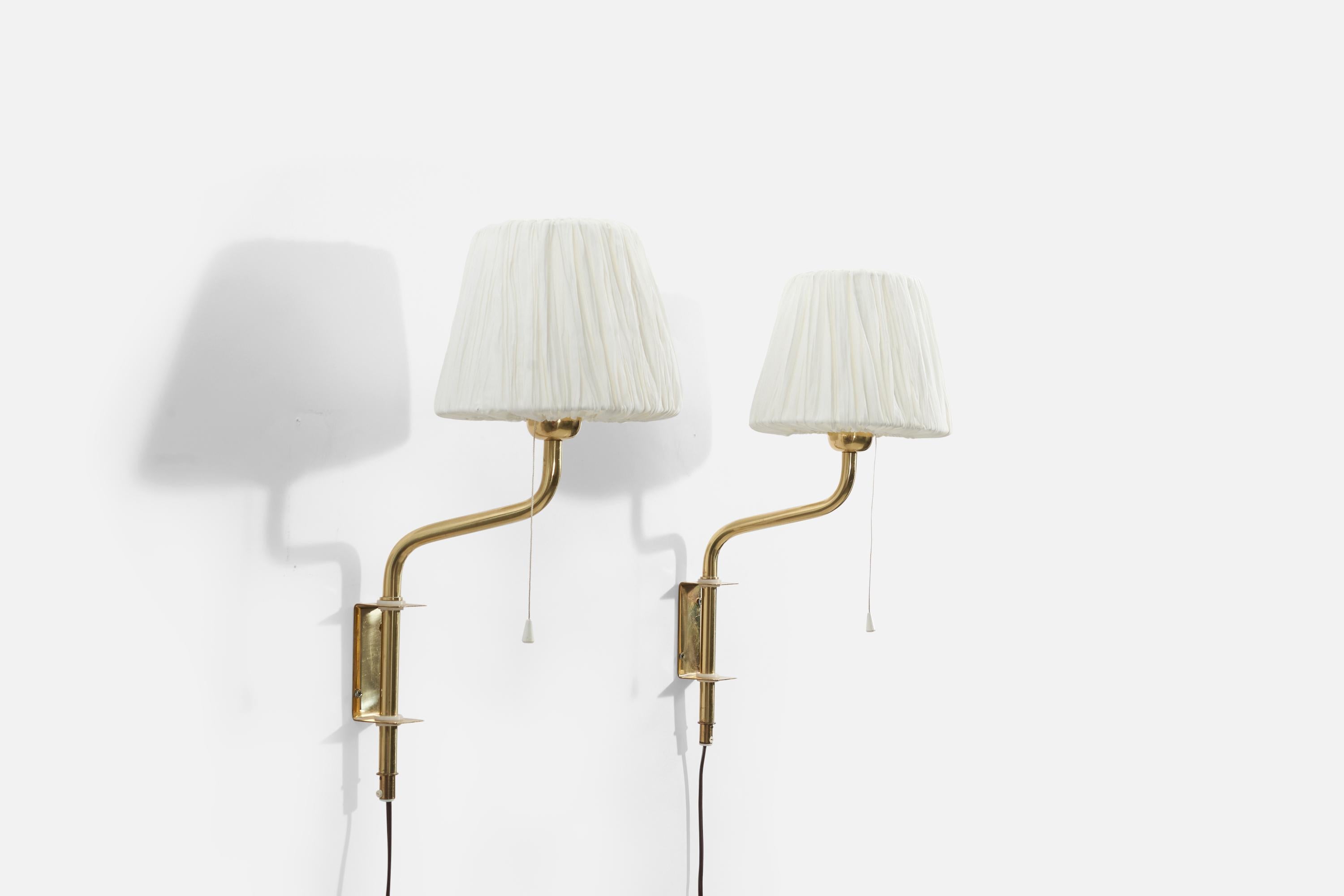 Ein Paar verstellbare Wandleuchten aus Messing mit Lampenschirmen aus Stoff, hergestellt in Schweden, 1960er Jahre.