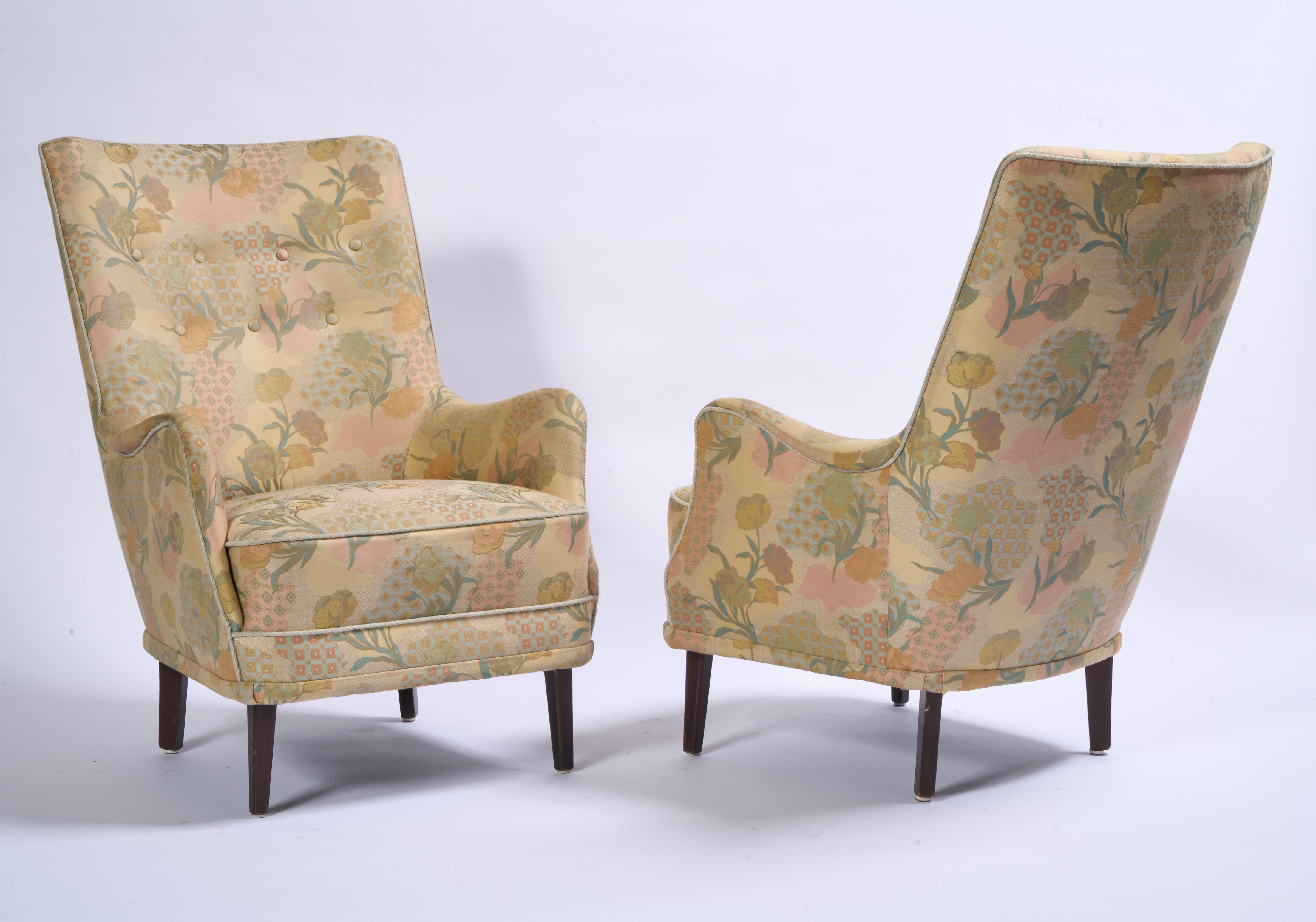 Designer svedese, coppia di sedie attribuite a Carl Malmsten.

Il tessuto originale jacquard floreale presenta un lieve scolorimento e sbiadimento da sole, senza strappi o lacerazioni. La tappezzeria non è una necessità, ma la consigliamo. 